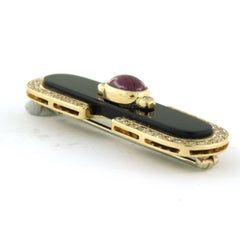 Brosche mit Onyx, Rubin und Diamanten im Einfachschliff bis zu 0,90 Karat, 18 Karat Gold