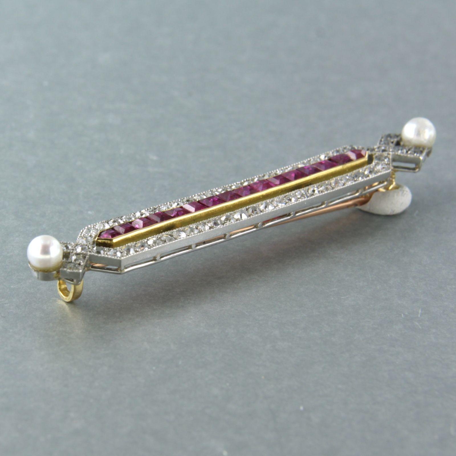 18k gold with platina brooch set with pearl, ruby ​​and old mine cut diamonds. 1.20ct - F/G - SI/P 

detailed description

the size of the brooch is 7.7 mm high by 5.6 cm wide

total weight: 6.3 grams

Set with:

- 2 x 4.0 mm freshwater cultivated