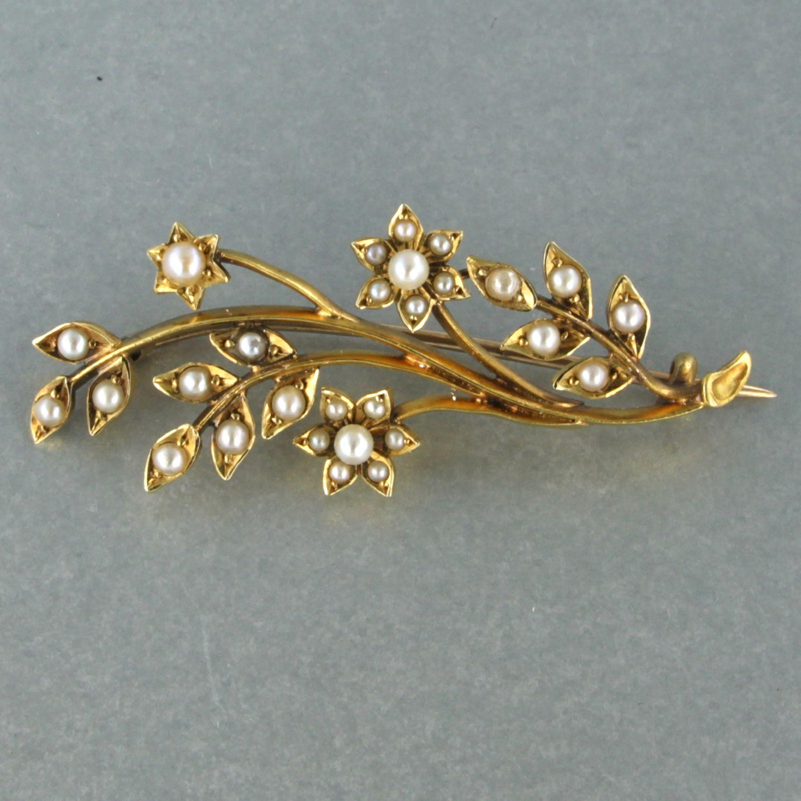 Victorian 14k yellow gold branch brooch with stone pearls – 4.3 grams

detailed description:

the size of the brooch is 4.3 cm long by 1.9 cm wide

weight 4.3 grams

set with

- 28 x 1.5 mm – 1.9 mm stone pearls

color : white
clarity n/a
Gemstones