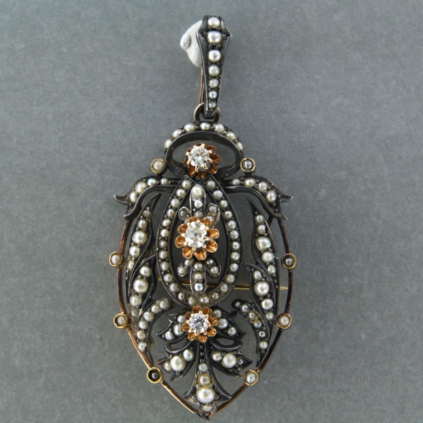 Early Victorian Brooch with pearls and old mine cut diamonds up to 0.35ct 14k gold and silver For Sale