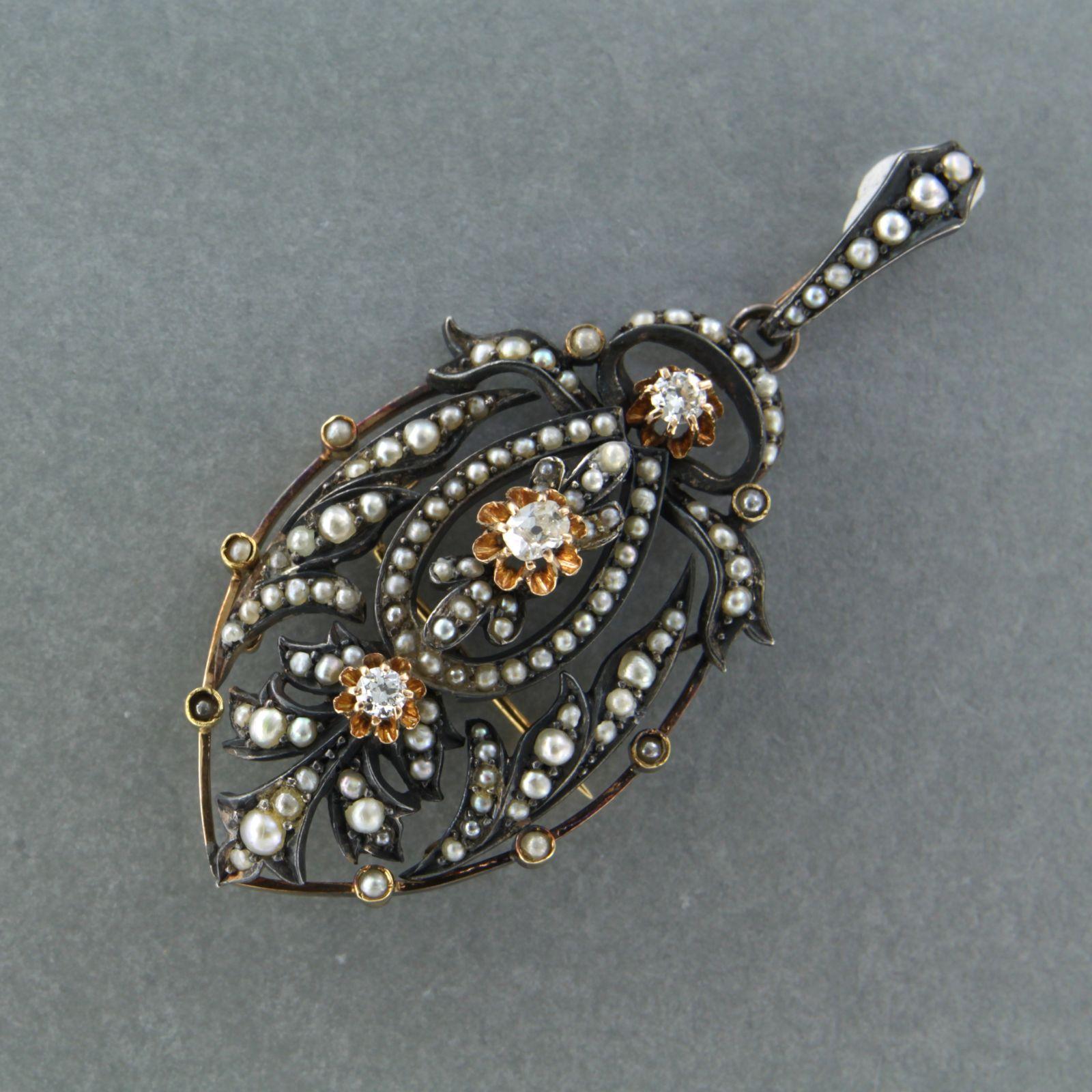 Brooch with pearls and old mine cut diamonds up to 0.35ct 14k gold and silver In Excellent Condition For Sale In The Hague, ZH