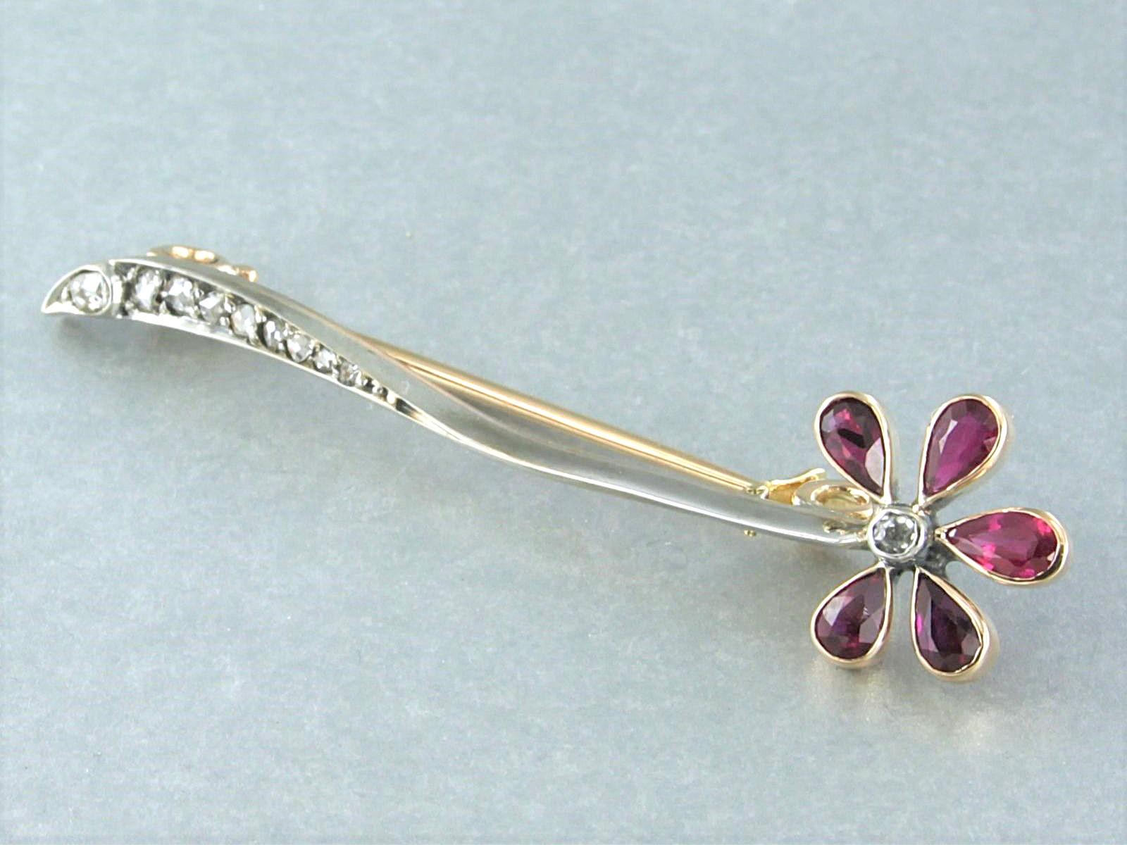 Broche en or et argent 14k sertie de rubis et de diamants taille rose jusqu'à 0,10 ct - G/H - SI

Description détaillée :

La broche mesure 5,2 cm de long et 1,3 cm de large.

Poids : 3.6 grammes

Set avec :

- 5 x 3,8 mm x 2,8 mm rubis chauffé