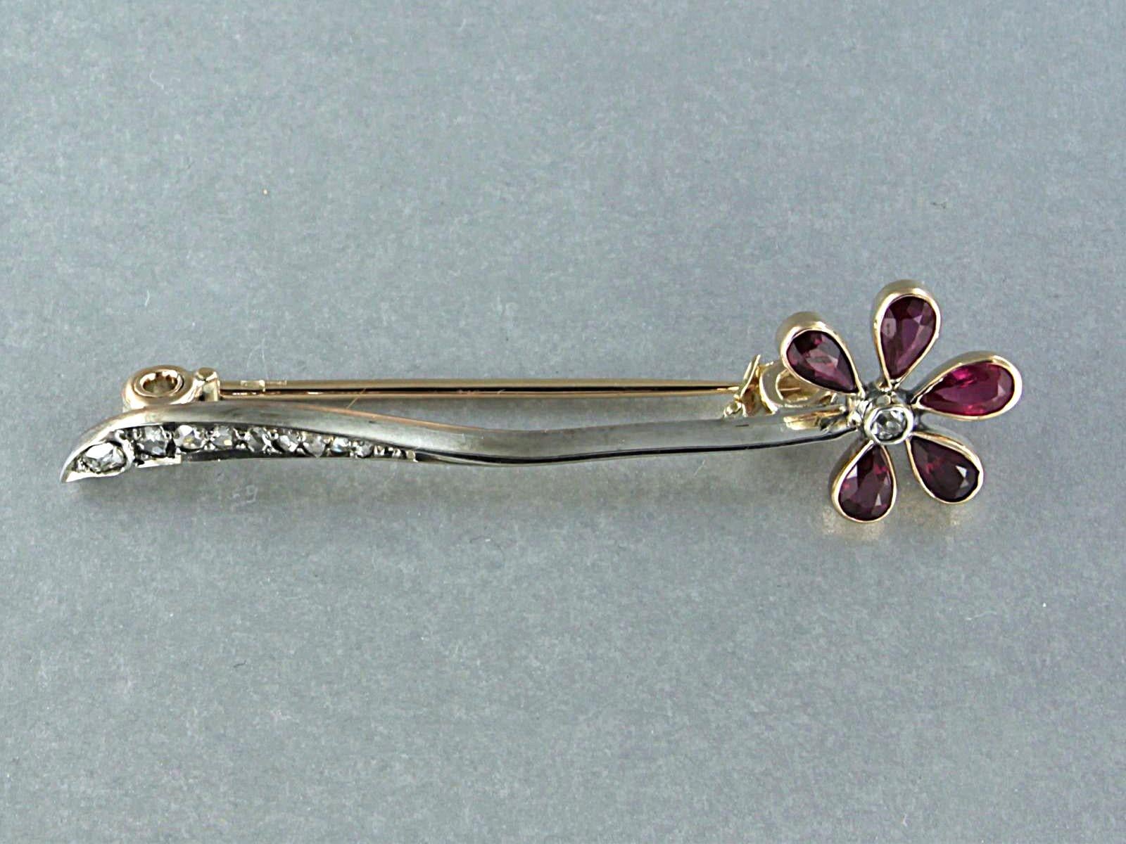 Début de l'époque victorienne Broche avec rubis et diamants taillés en rose 14k or et argent 3,6 grammes en vente