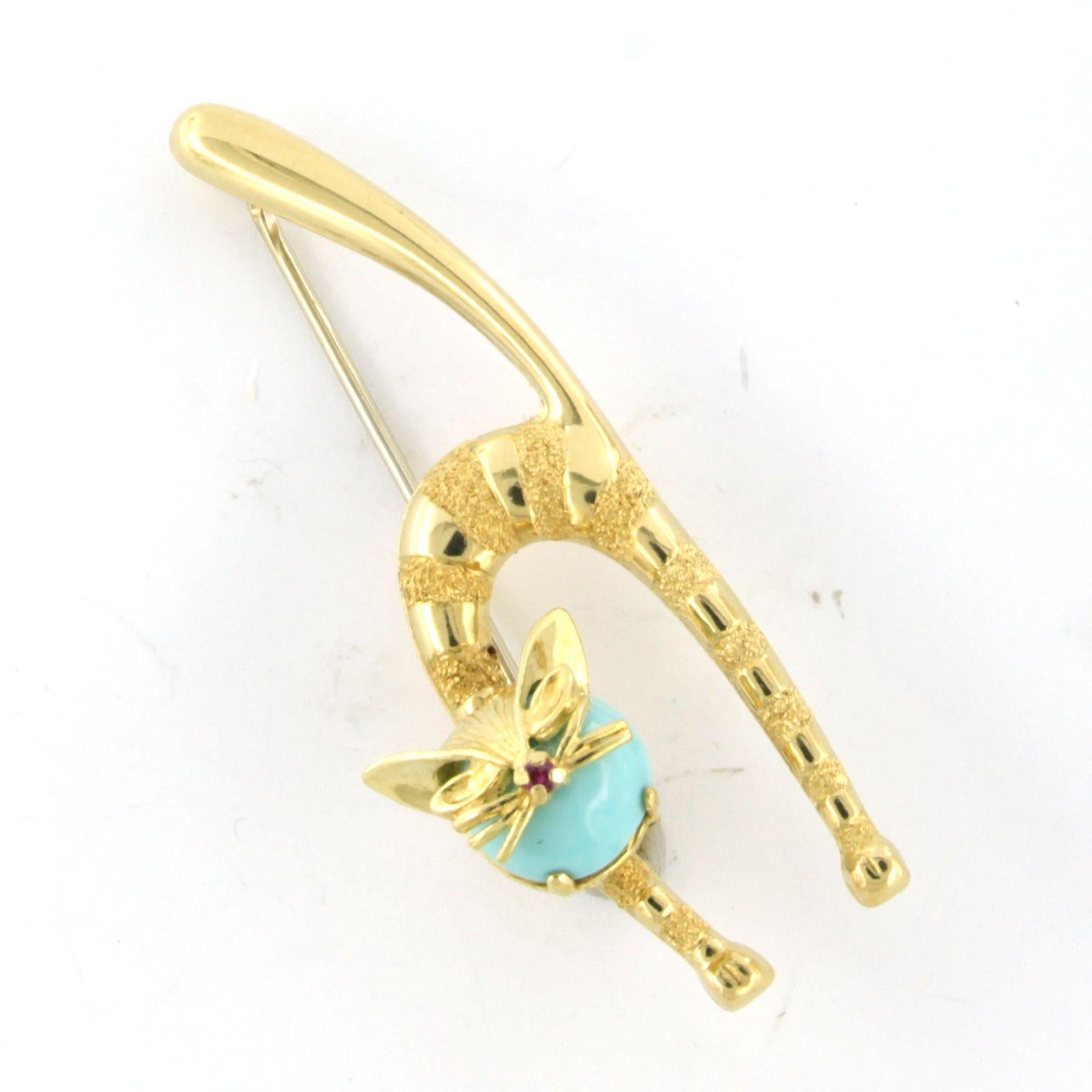 18 kt yellow gold brooch in the shape of a cat with ruby ​​and turquoise - dim. 5.1 cm long by 1.8 cm wide

detailed description:

the size of the brooch is 5.1 cm long by 1.8 cm wide

weight 6.6 grams

put with

- 1 x 8.9 mm round cabachon cut