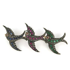 Brosche mit Rubin, Saphir, Smaragd und Diamanten im Einzelschliff Gold und Silber