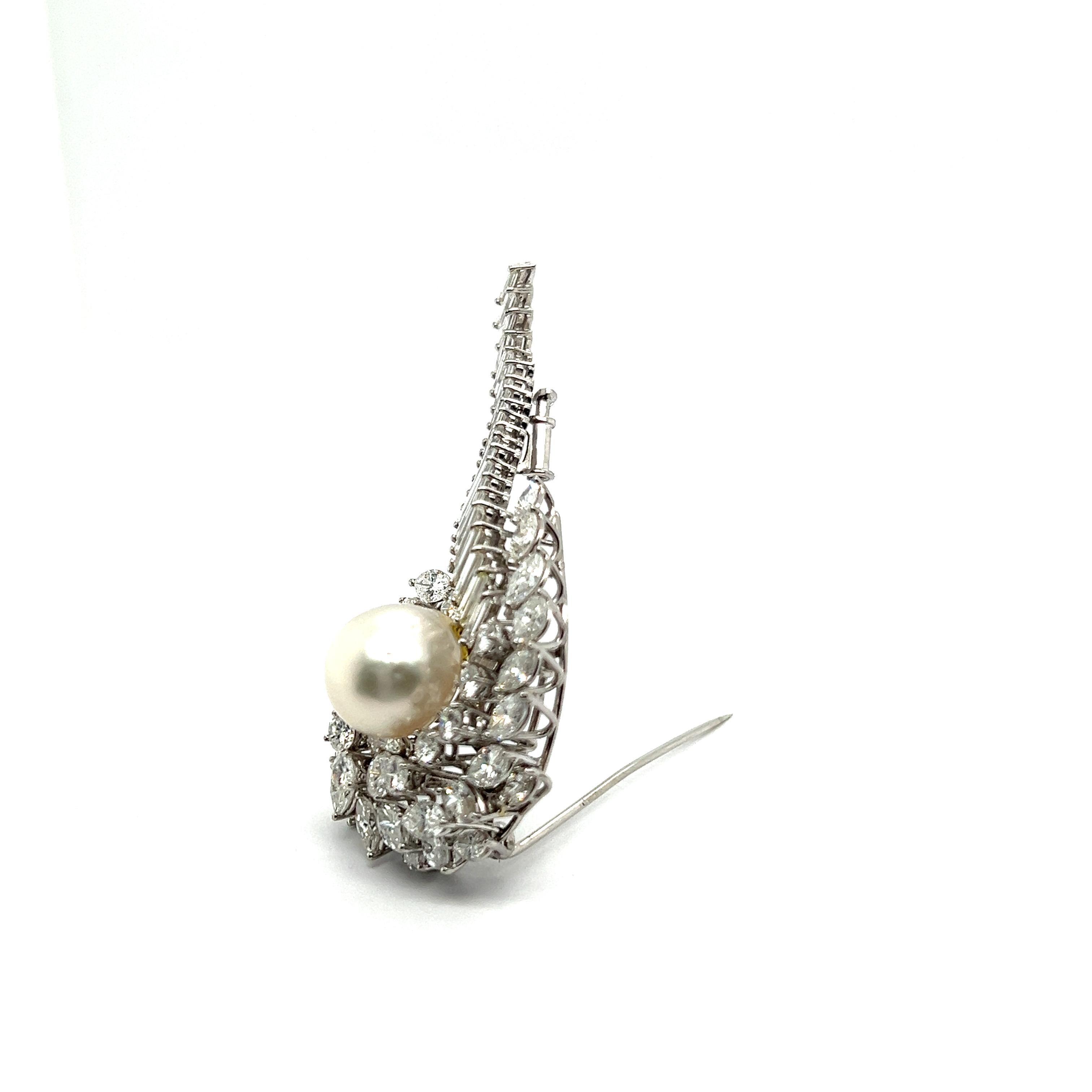 Brooch with South Sea Cultural Pearl & Diamonds in 18 Karat White Gold For Sale 6
