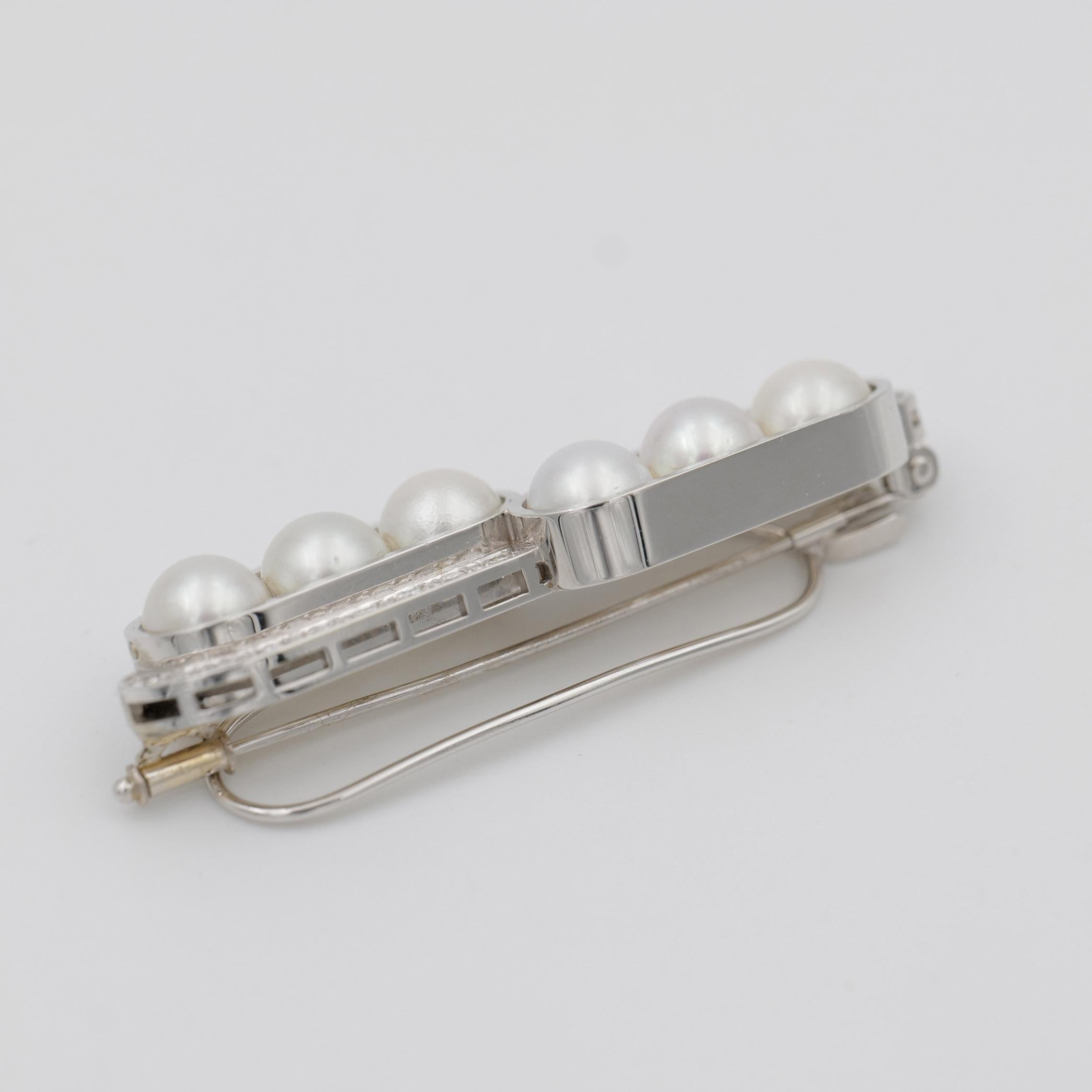  Brooch set with 6 South Sea pearls, set in 750/- white gold, brilliant-cut diamonds, approx. 1 ct.

A brooch with a minimalist design that can also be worn as a pendant and which emphasizes the materials pearl, diamond and 18 ct. white gold. white