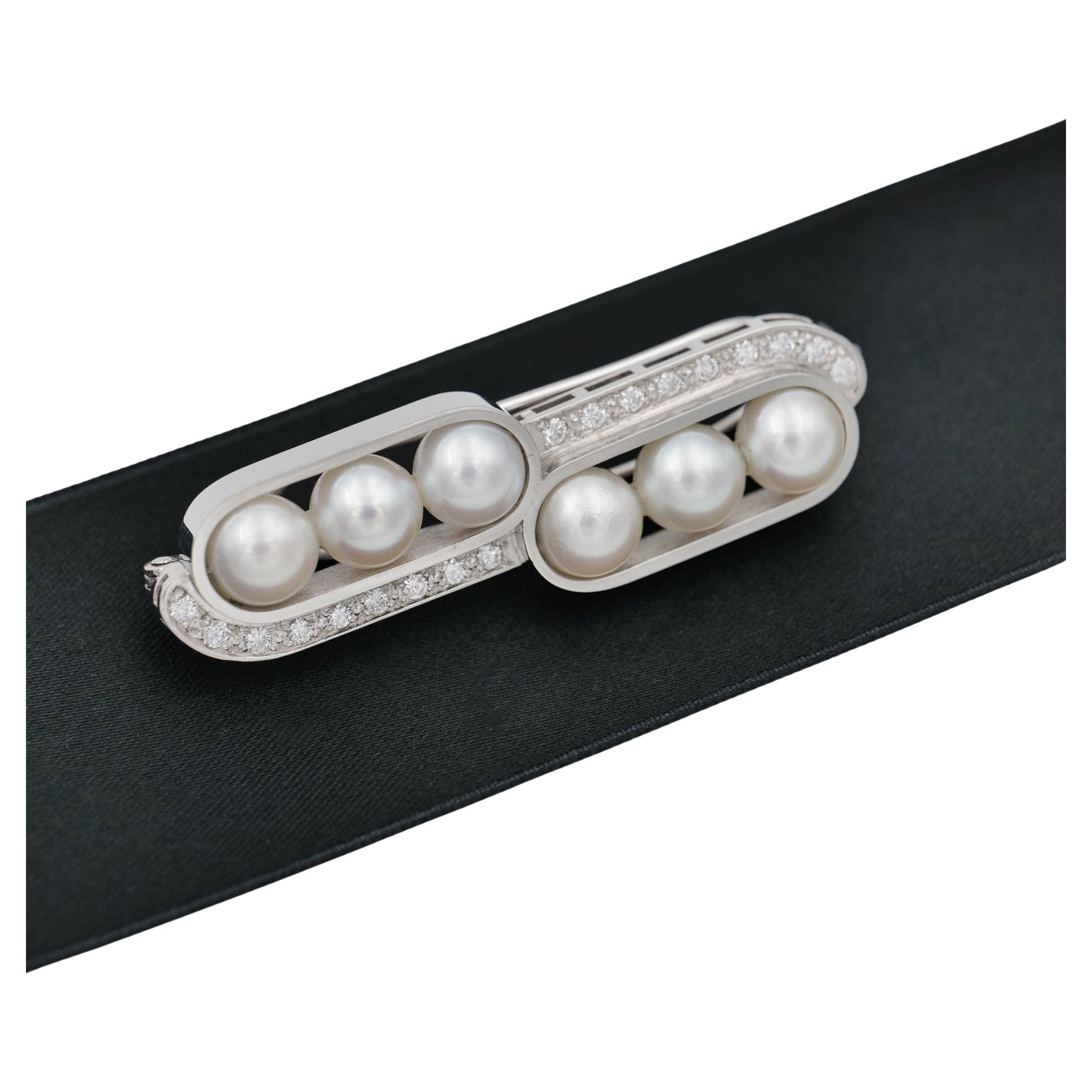 Brooch with South Sea Pearls and Diamonds in White Gold For Sale