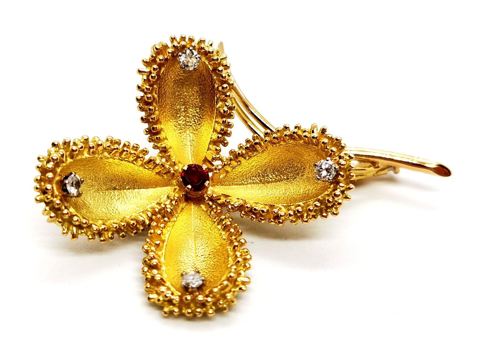 Flower brooch. golden yellow 750 mils (18 carats). stem pink gold. yellow gold matt and shiny. a ruby ​​round about 0.17 ct. 4 brilliant-cut diamonds of about 0.07 ct each. total weight diamonds: about 0.28 ct. flower dimensions: 3.8 cm x 4 cm.
