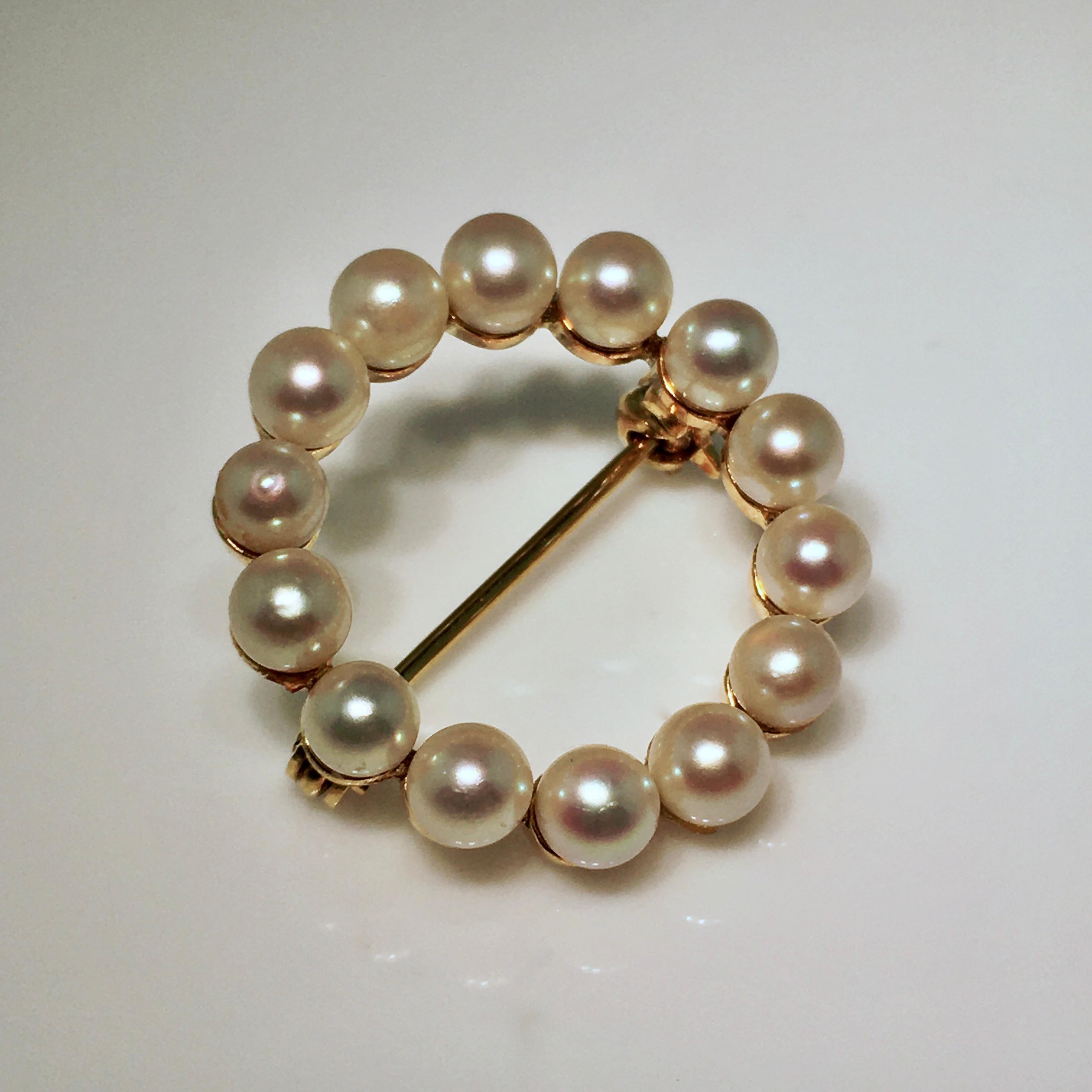 Miniature brooch, 14 carat yellow gold with Akoya pearls. These beautiful quality cultivated pearls have no beautiful silk sheen.
The circle-shaped brooches were very popular in the 1950s. The clothes from that time made it possible to wear the