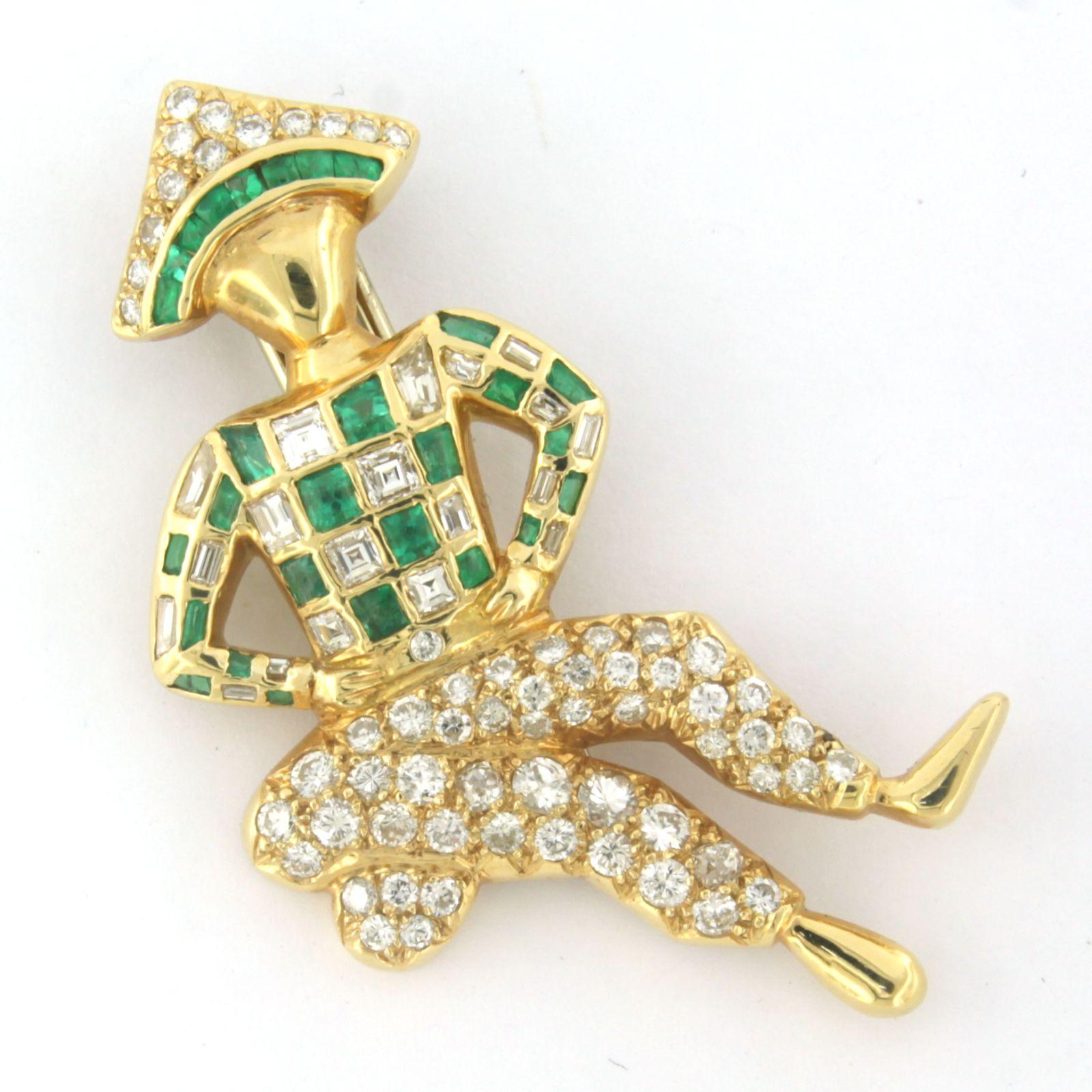 18k yellow gold broche set with emerald and baguette and brilliant cut diamonds 2.00ct - F/G - VS/SI

Detailed description:

The brooche is 4.7 cm long by 3.0 cm wide

weight 11.0 grams

Set with

- 28 x 1.5 mm x 1.5 mm baguette cut olied