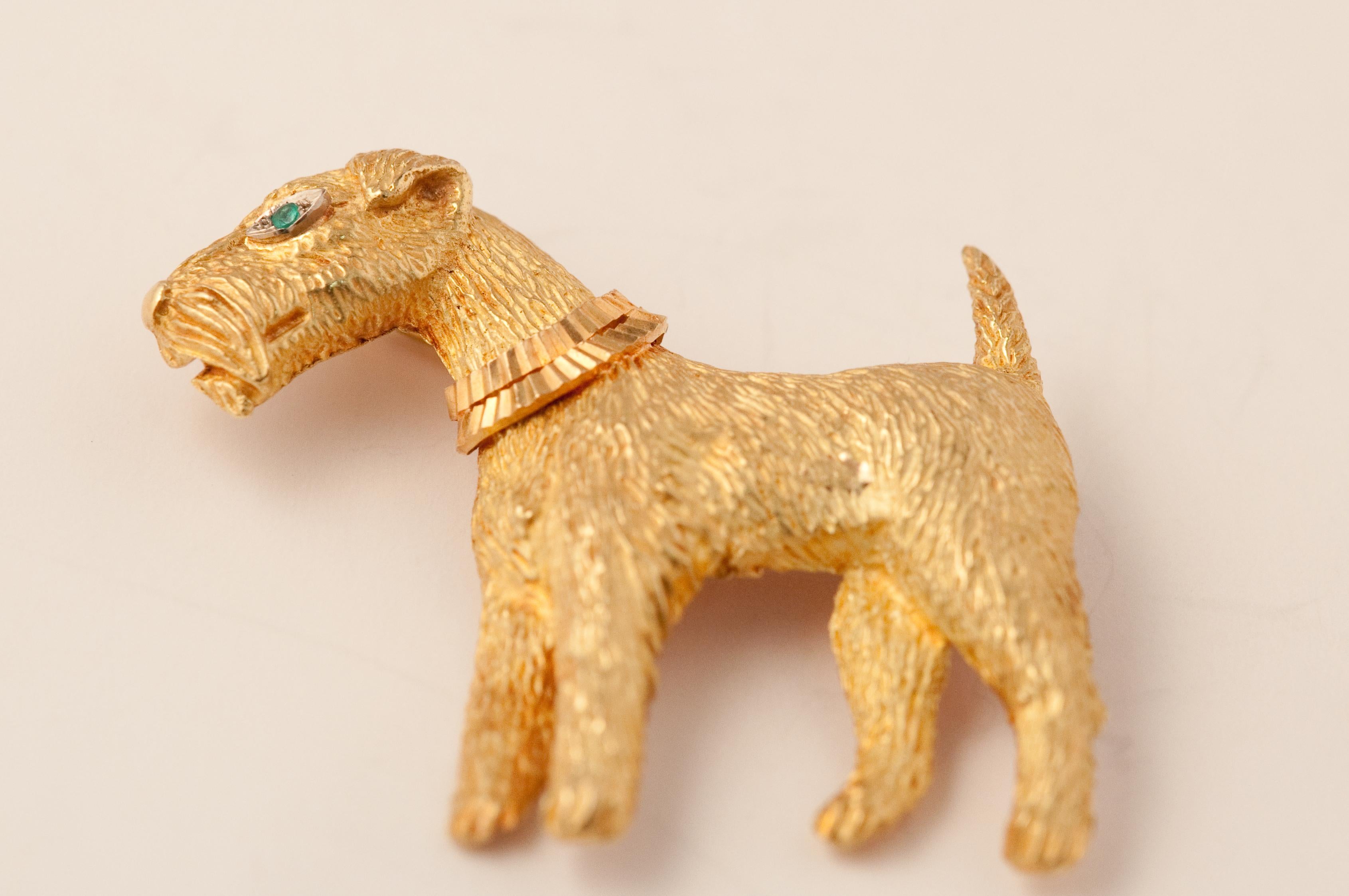 
Brooche Fox-Terrier in Gold 18 Carat Cicared With an Eye in Emerald.
12 grams
