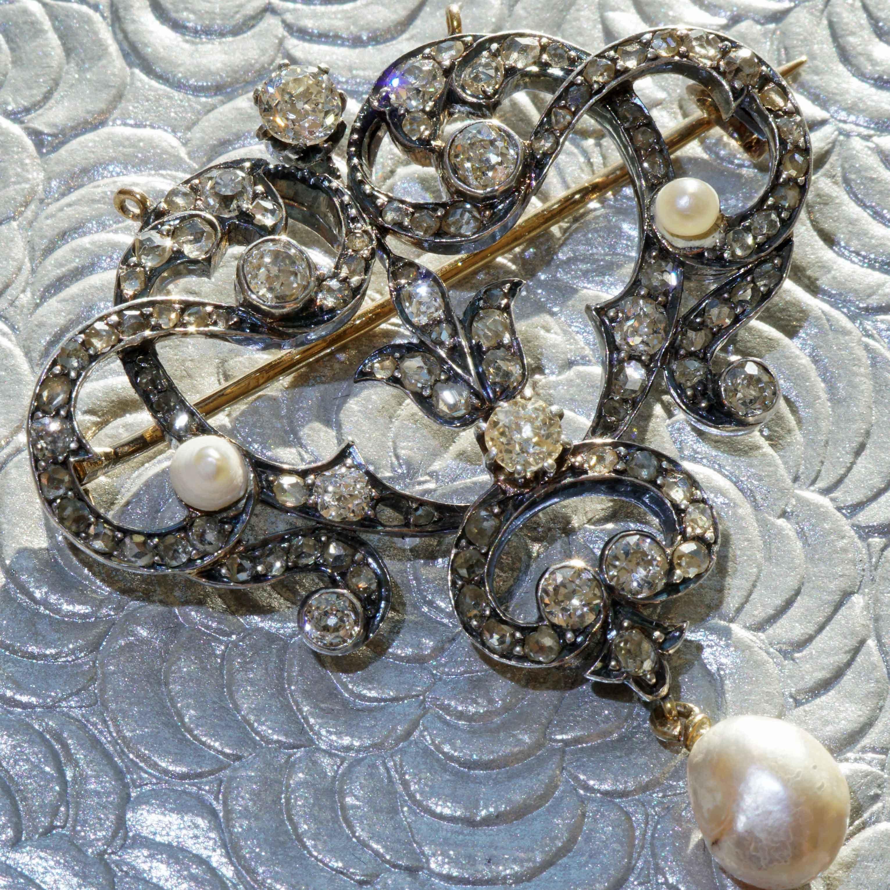 Brilliant Cut Brooche Pendant 700 Yellow Gold Silver End 19th C. 2.48 ct Pearls oldcut Diamond For Sale