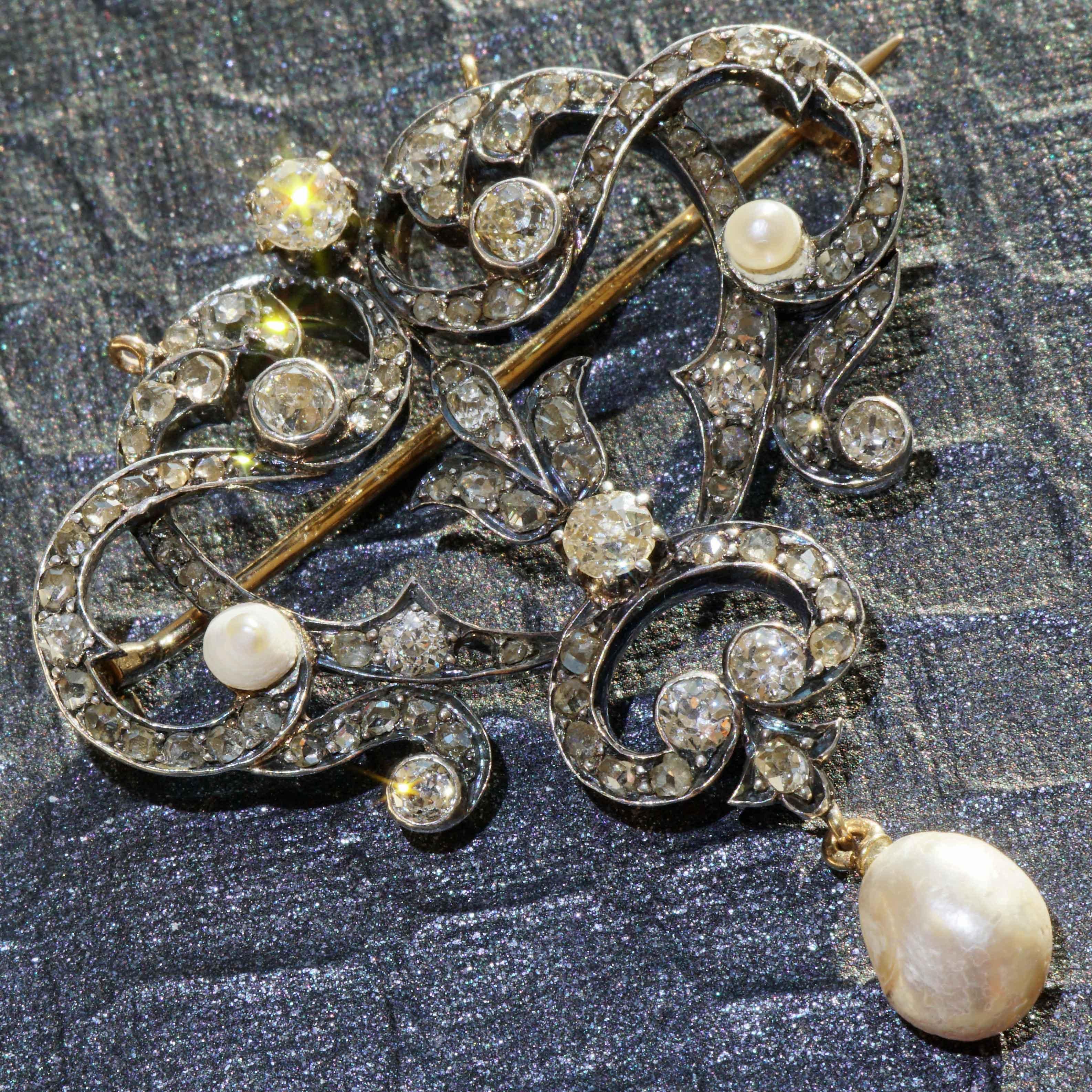Brooche Pendant 700 Yellow Gold Silver End 19th C. 2.48 ct Pearls oldcut Diamond In Good Condition For Sale In Viena, Viena