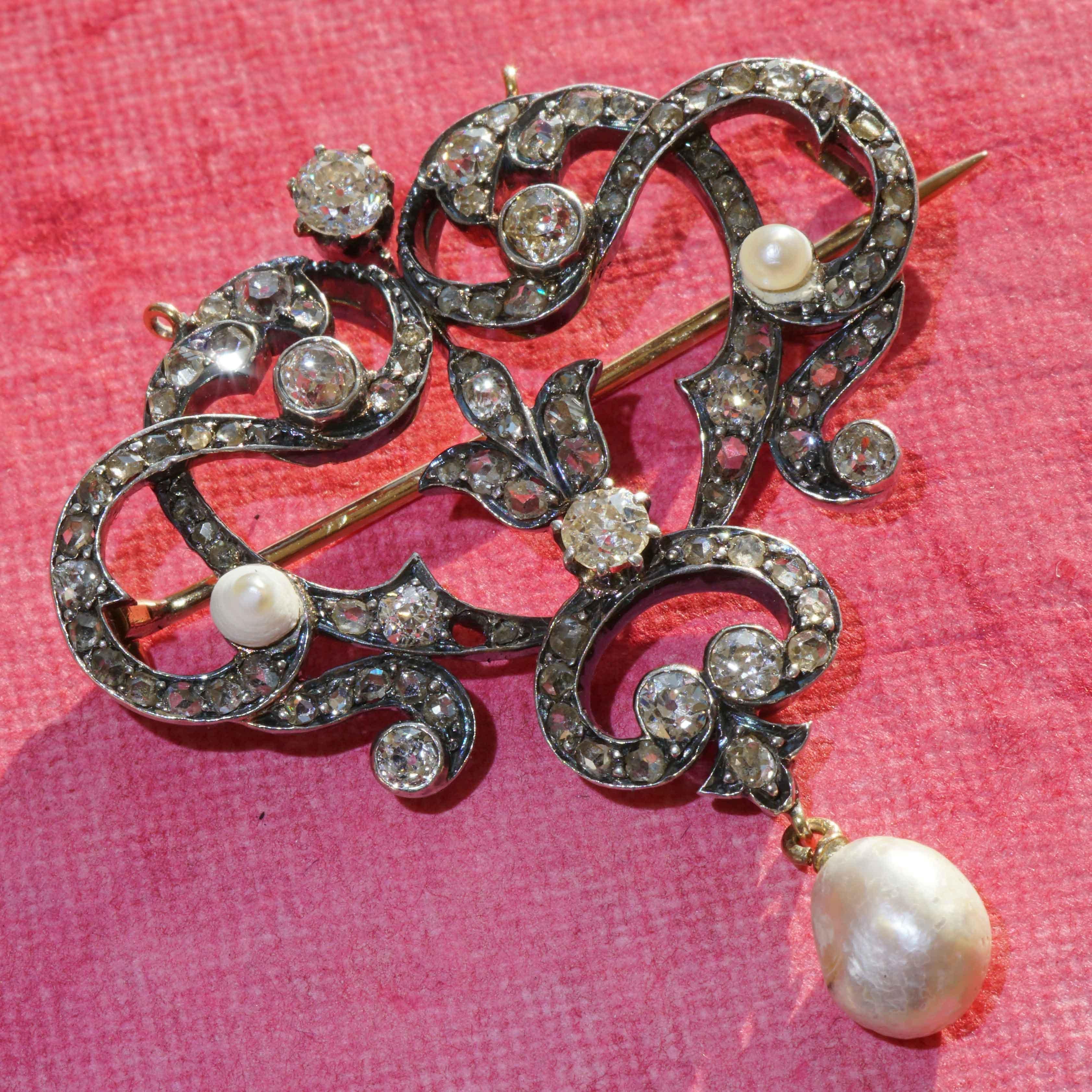 Women's or Men's Brooche Pendant 700 Yellow Gold Silver End 19th C. 2.48 ct Pearls oldcut Diamond For Sale