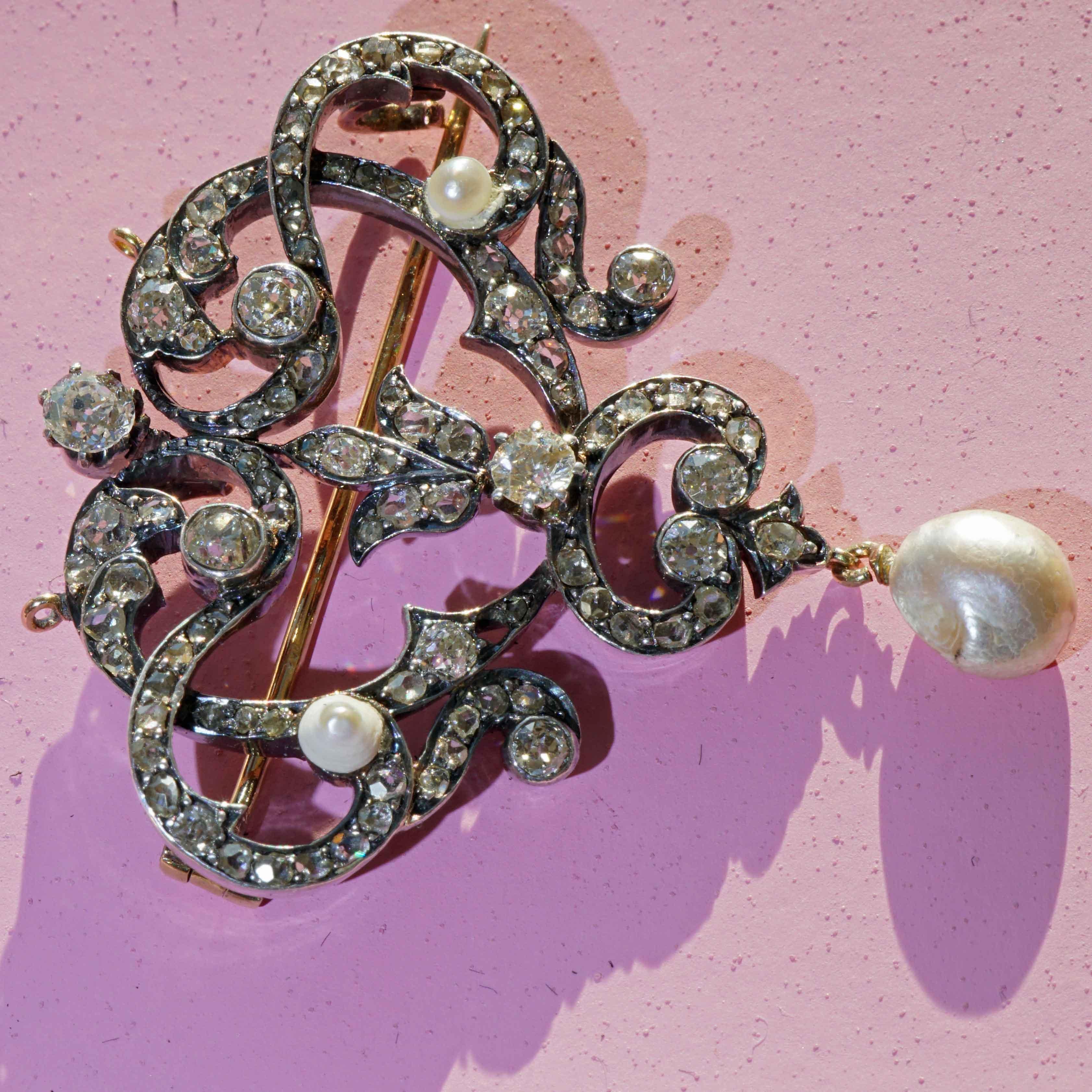 Brooche Pendant 700 Yellow Gold Silver End 19th C. 2.48 ct Pearls oldcut Diamond For Sale 1