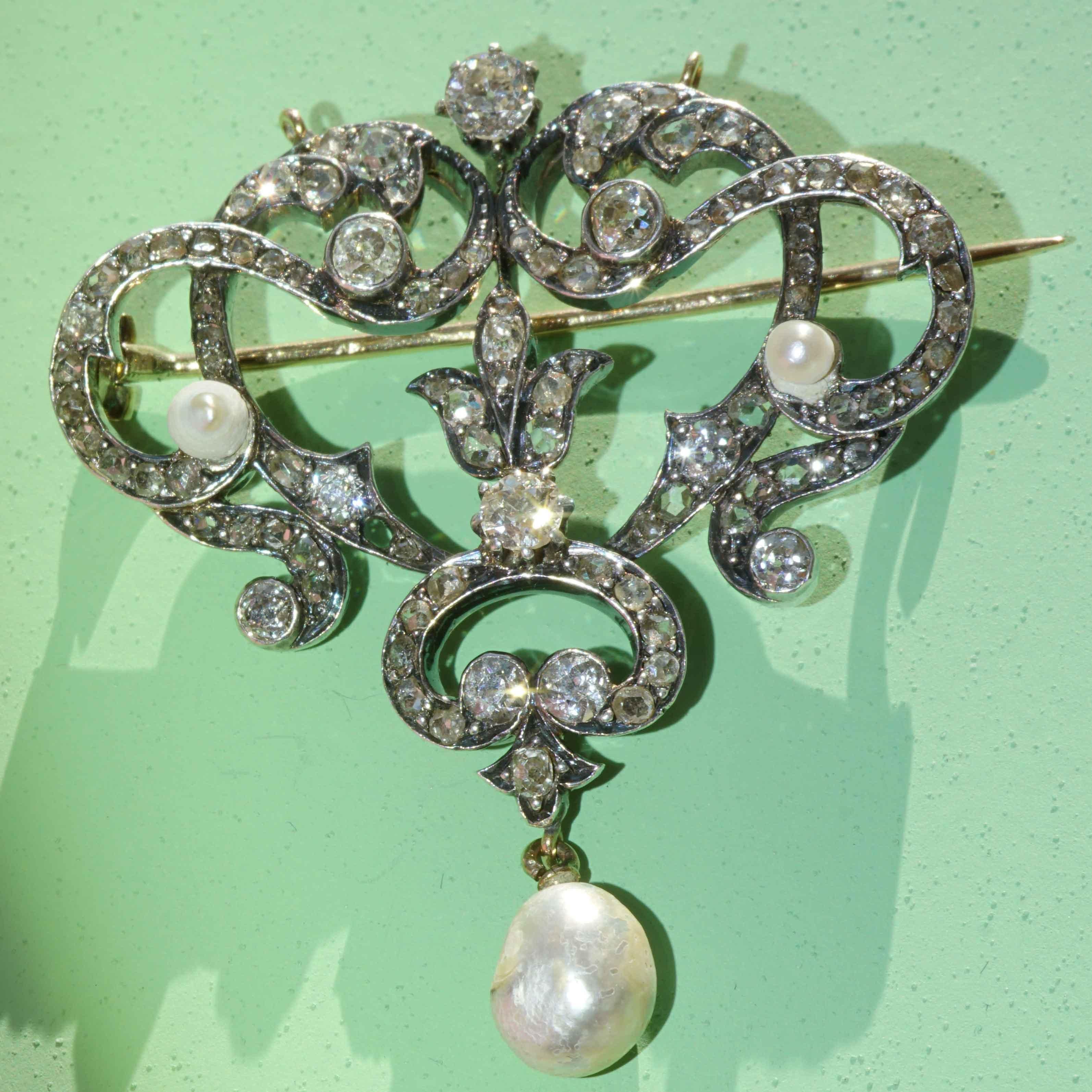 Brooche Pendant 700 Yellow Gold Silver End 19th C. 2.48 ct Pearls oldcut Diamond For Sale 2