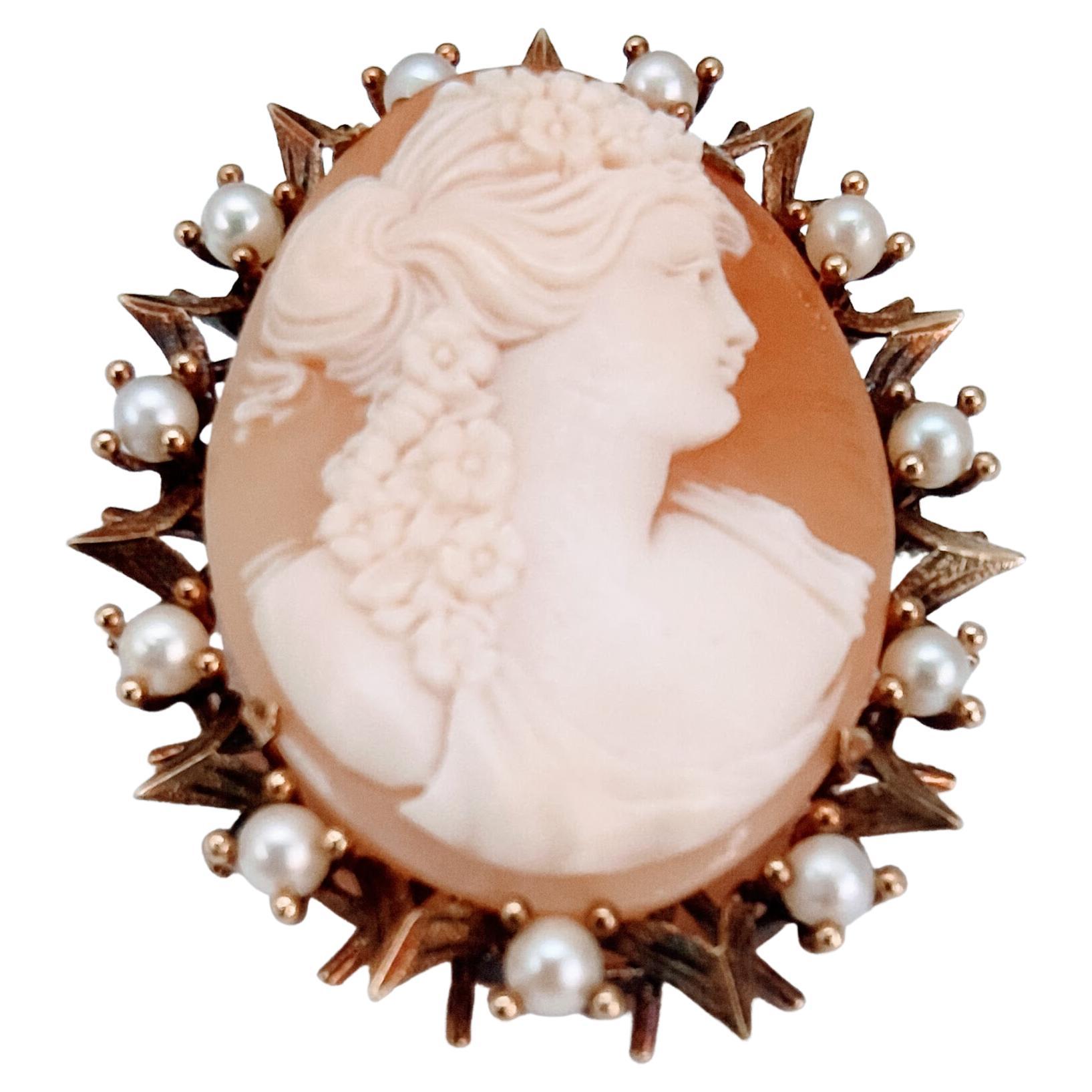 Brooche Pendant Camafeo and Pearl Gold 18 Karat For Sale