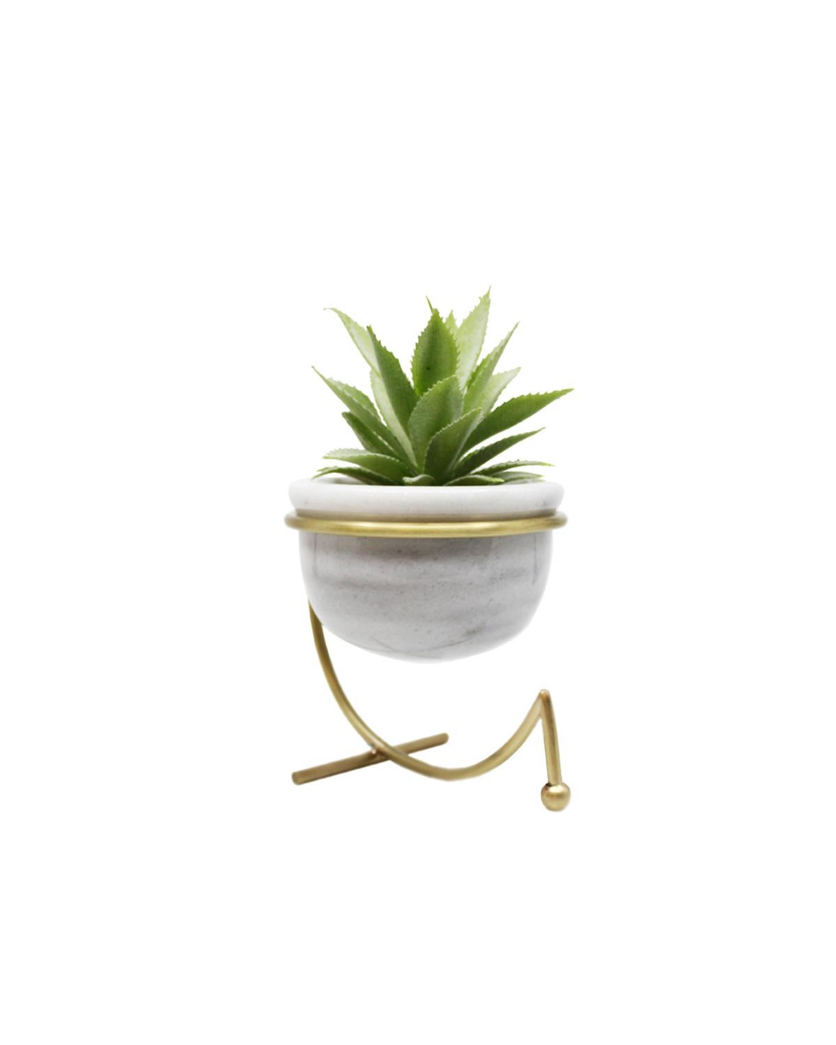 Brook bowl/vase by Studio Laf
Dimensions: W: 13 cm Height: 14 cm R: 12 cm
Materials: Brass, marble.


Brook, which has two functions as flowerpot and appetizer bowl, is formed by completely handcrafted brass and marble material. Designed by