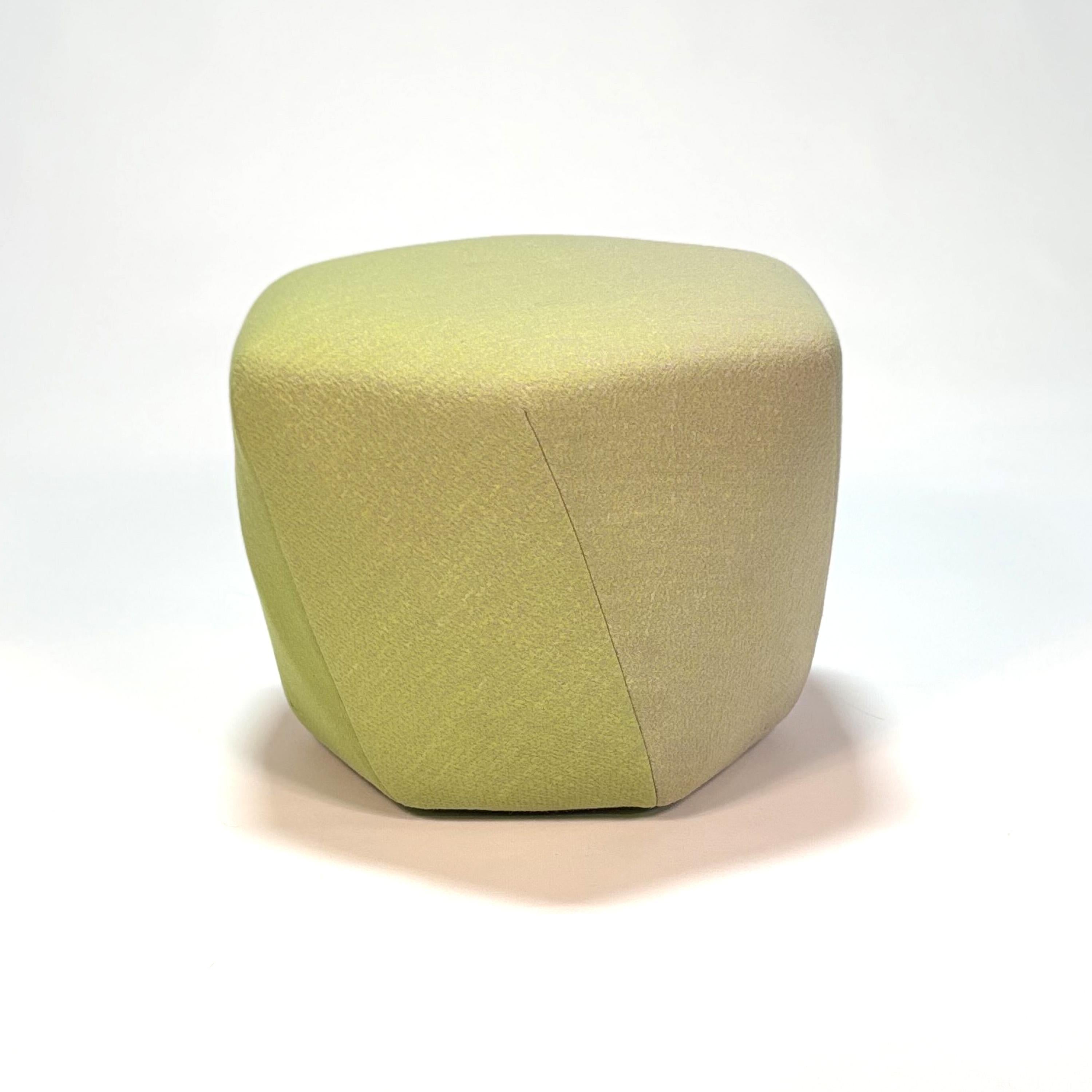 Pouf Brook di Tokujin Yoshioka
2014 / 2015
Moroso 

Progettato per il flagship store Issey Miyake di Londra.

Schiuma poliuretanica ignifuga iniettata su telaio interno in acciaio, su guide in PVC trasparente.
Rivestito in tessuto Blur disegnato da