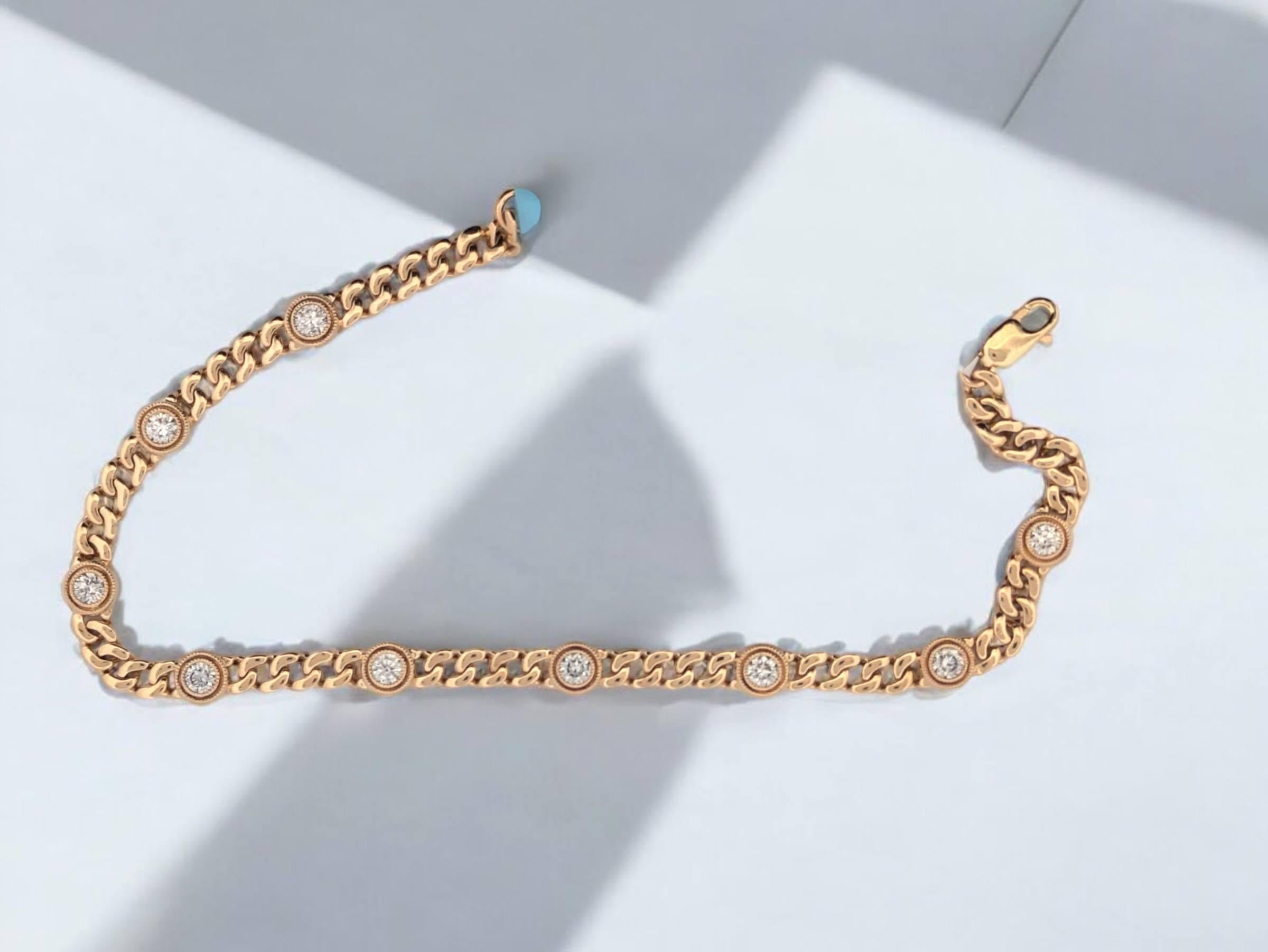 Rehaussez votre style avec ce superbe bracelet à maillons cubains en or jaune 14k de Brooke. Avec ses 3/4 carats de diamants naturels sertis, ce bracelet audacieux et élégant est le parfait mélange de luxe et de sophistication. Le design classique à