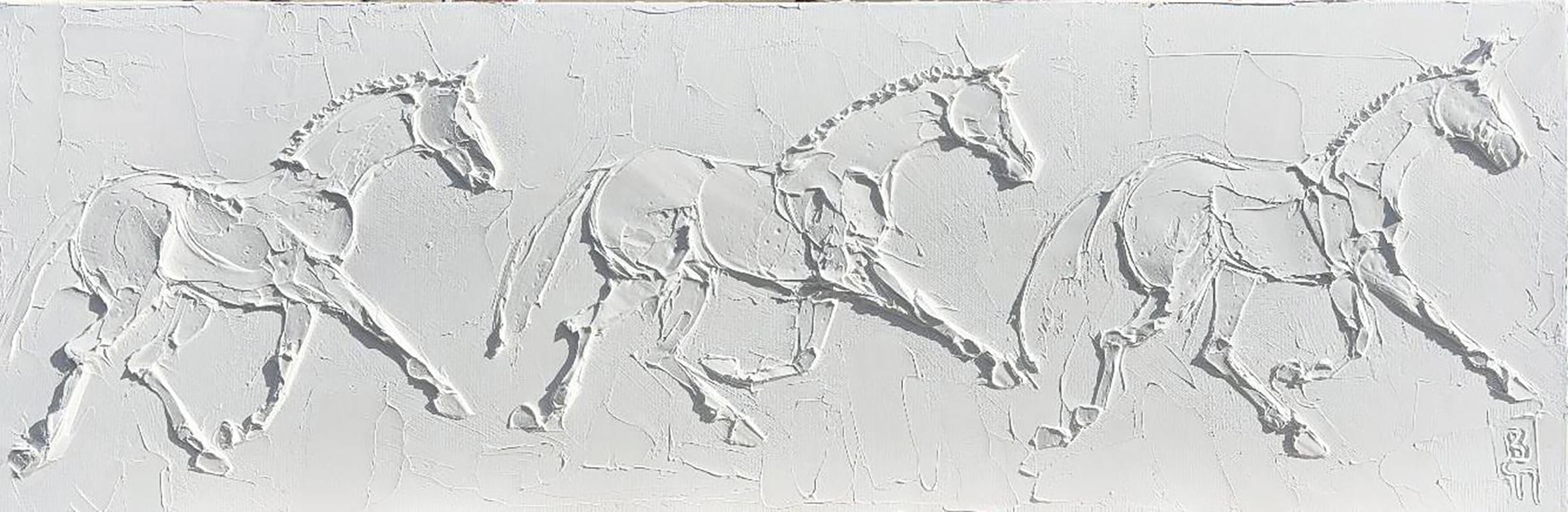 Brooke Major, "Trot", pittura a olio su tela 12x36 di un cavallo equino bianco scultoreo