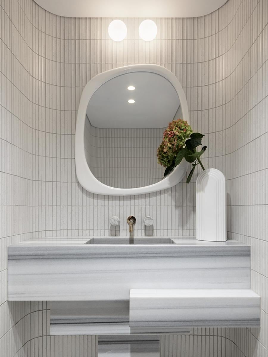 Inspirado en el popular catchall de latón, la sencilla y sutil asimetría de Brooke lo convierte en un magnífico espejo.

Perfectas solas o como elemento decorativo, sus curvas suaves y elegantes son el complemento perfecto para cualquier