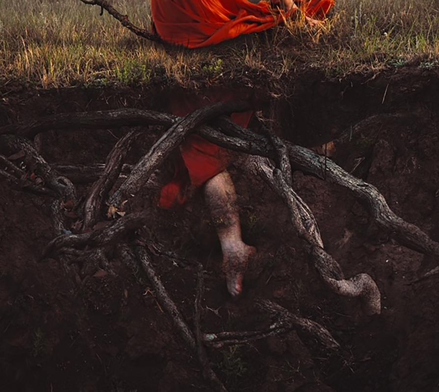Fotografia di manipolazione digitale di Brooke Shaden, Unghie macchiate di fango in vendita 1