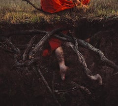 Digitale Manipulationsfotografie von Brooke Shaden, Fingernägel gebeizt mit Schlamm