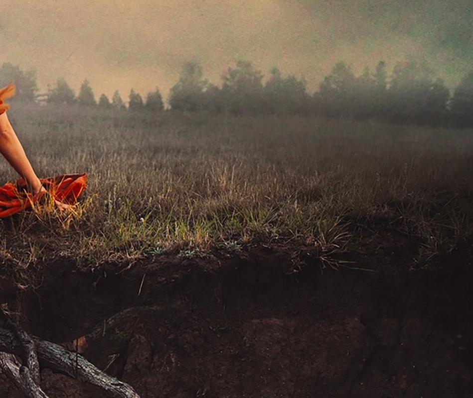 Fotografia di manipolazione digitale di Brooke Shaden, Unghie macchiate di fango in vendita 2