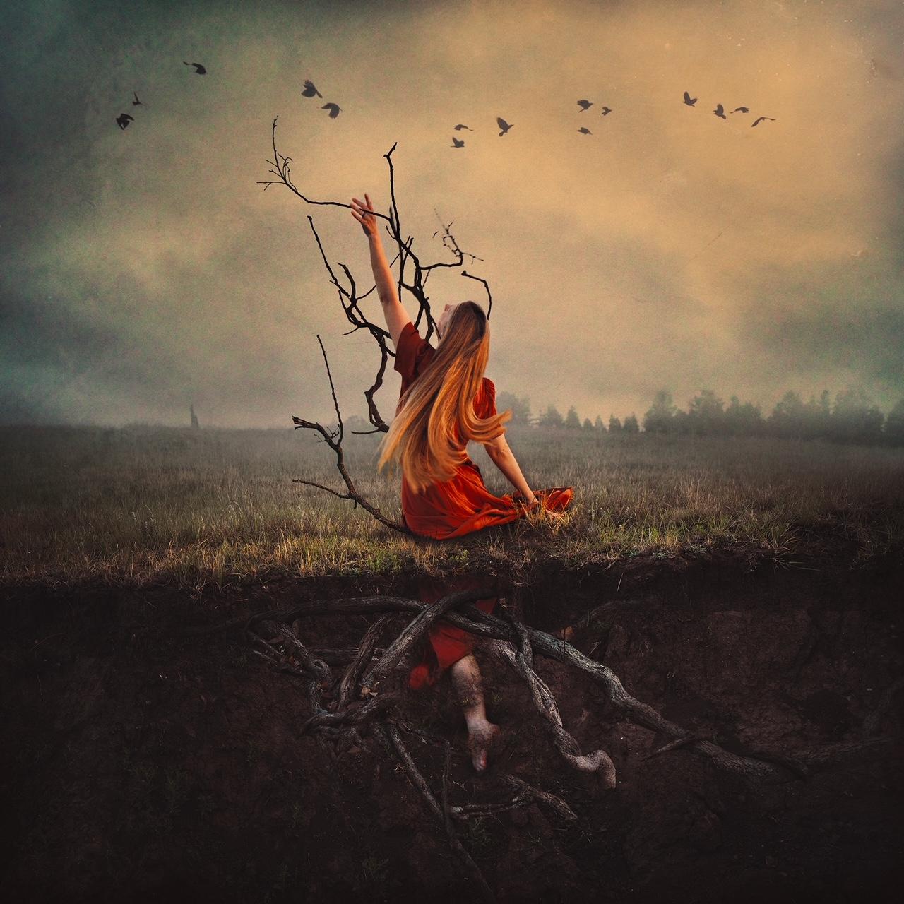 Digitale Manipulationsfotografie von Brooke Shaden, Fingernägel gebeizt mit Schlamm