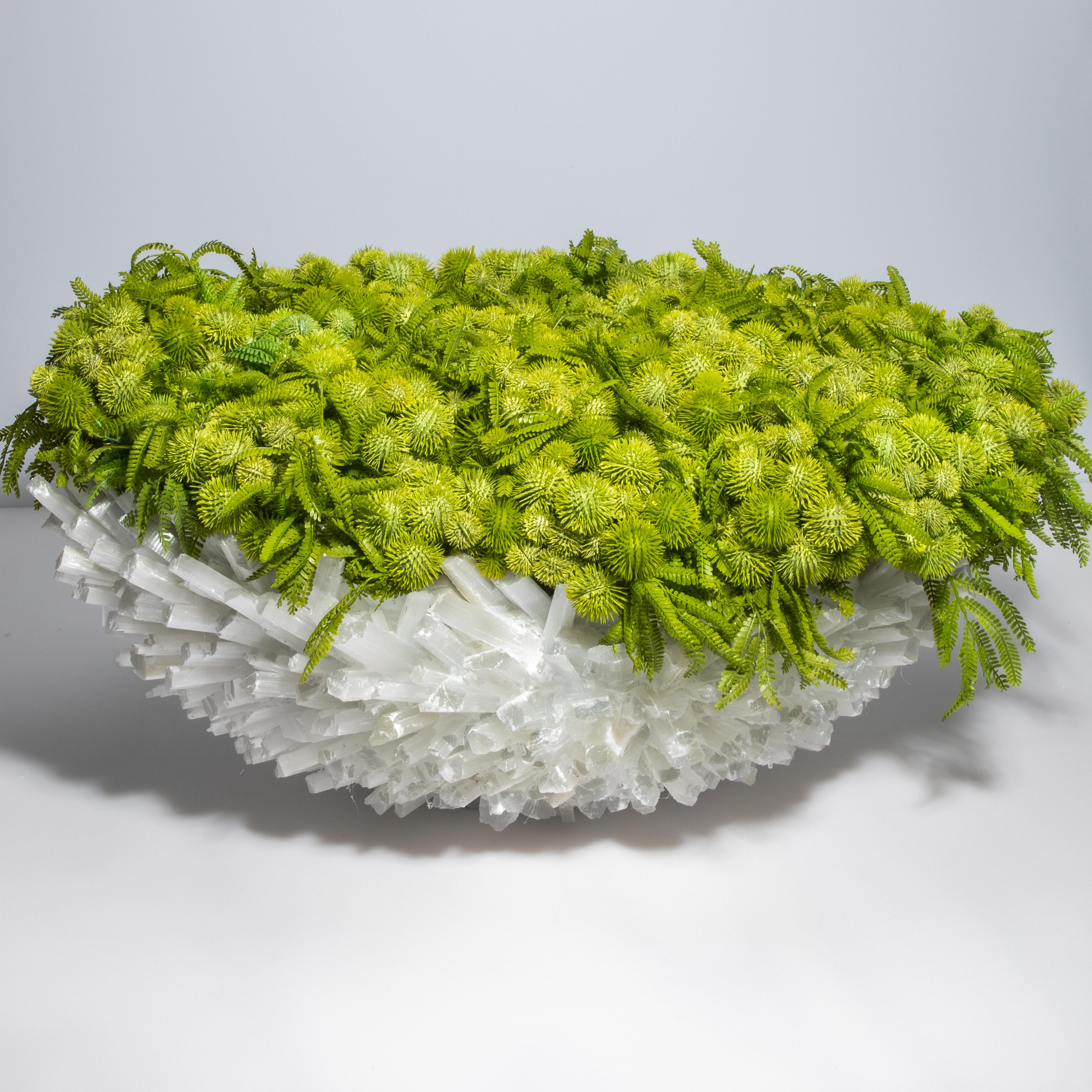 Lasciati conquistare dal fascino accattivante della Collection'S Rock Crystal di Kathryn McCoy, un capolavoro che fonde perfettamente la bellezza grezza della natura con la squisita maestria artigianale. Disponibile in varie dimensioni e
