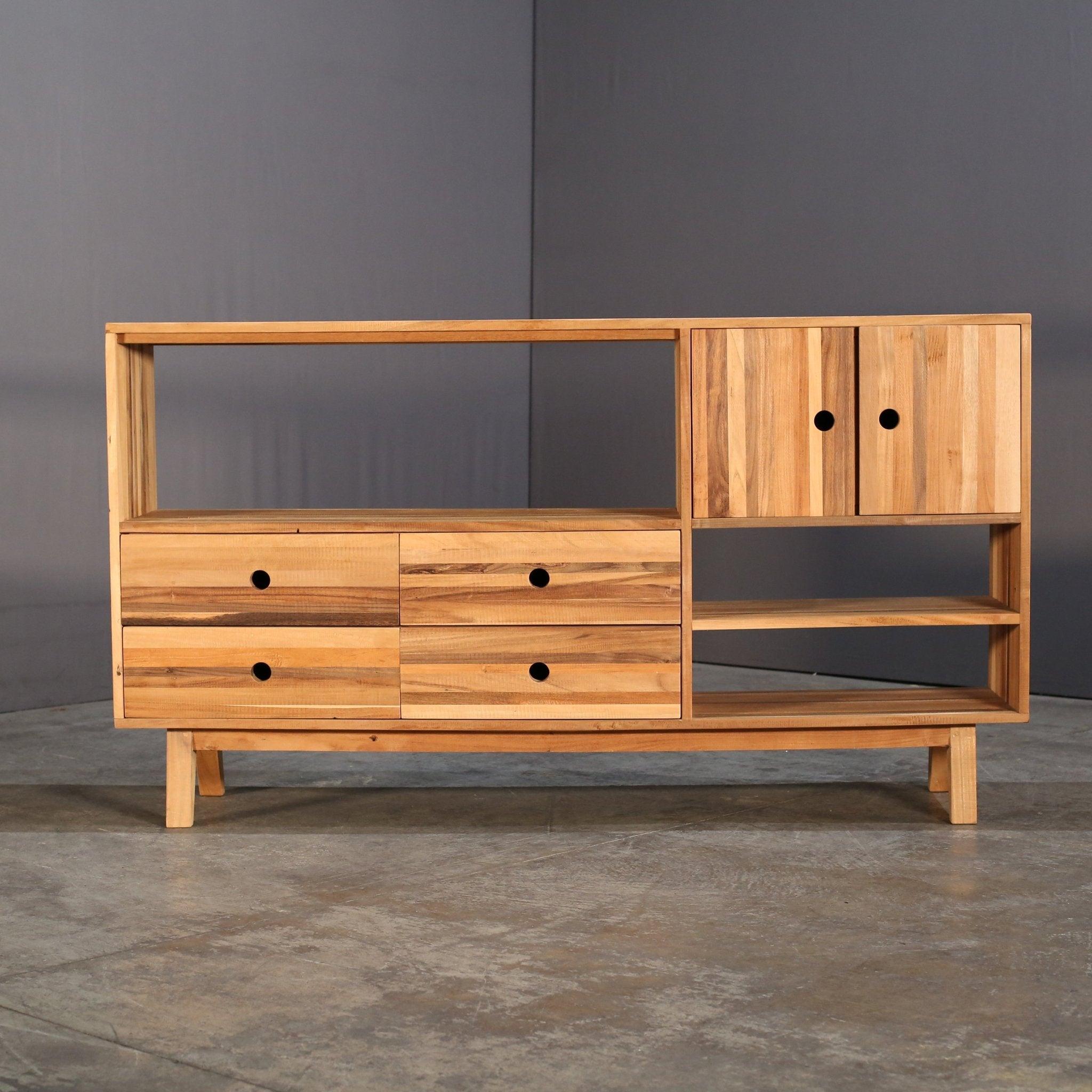Ti presentiamo la scaffalatura Brooklyn di Karpenter, un'aggiunta straordinaria a qualsiasi casa moderna. Realizzata in legno di alta qualità, questa scaffalatura vanta un design elegante e minimalista. L'esclusiva struttura a telaio aperto consente