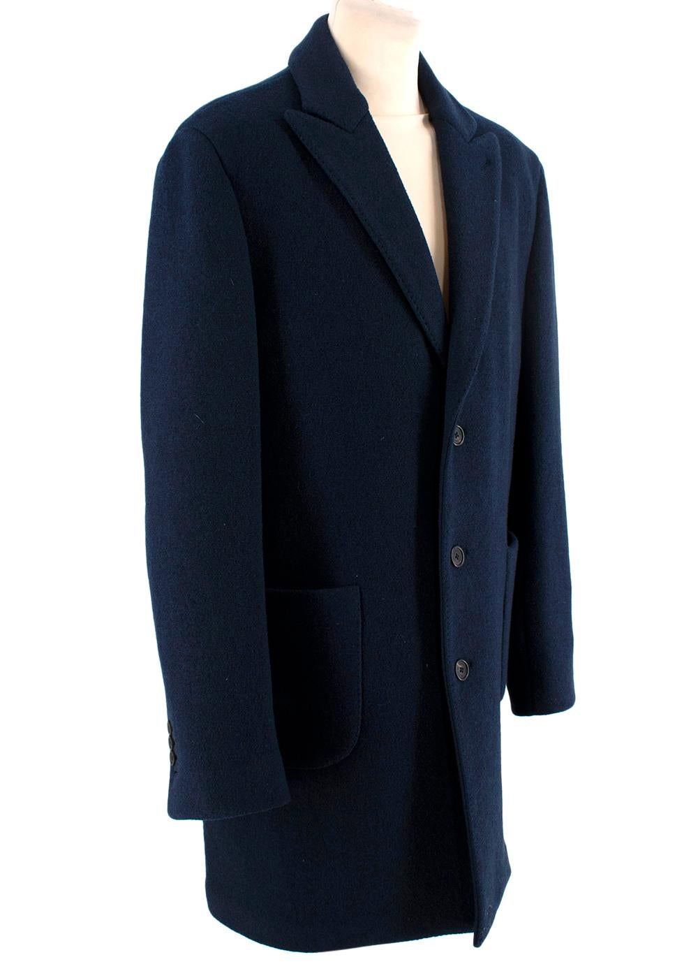 Brooks Brothers Golden Fleece Supersoft-Wollmantel 

- Hergestellt aus hochwertiger Wolle, gestrickt in einer der ältesten Mühlen Italiens 
- Die absichtlich minimal gehaltene Struktur mit Teilfutter und zurückgeschlagenen Schultern ermöglicht es