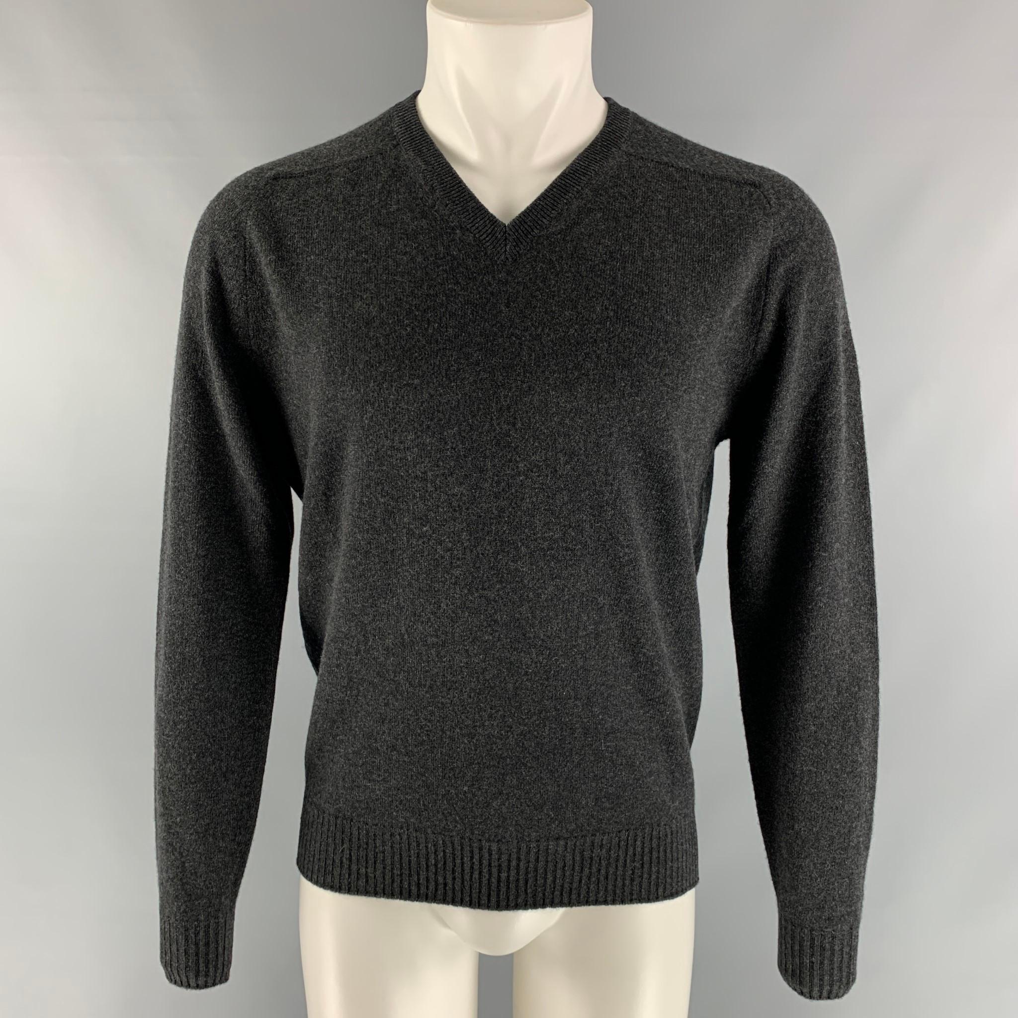 BROOKS BROTHERS long sleeve, V-neck sweater comes in charcoal knitted cashmere. Made in Italy.

New with tags.
Marked: S

Measurements:

Shoulder: 17 in.
Chest: 46 in.
Sleeve: 27 in.
Length: 26 in.   

 

SKU: 113880
Category: Sweater

More