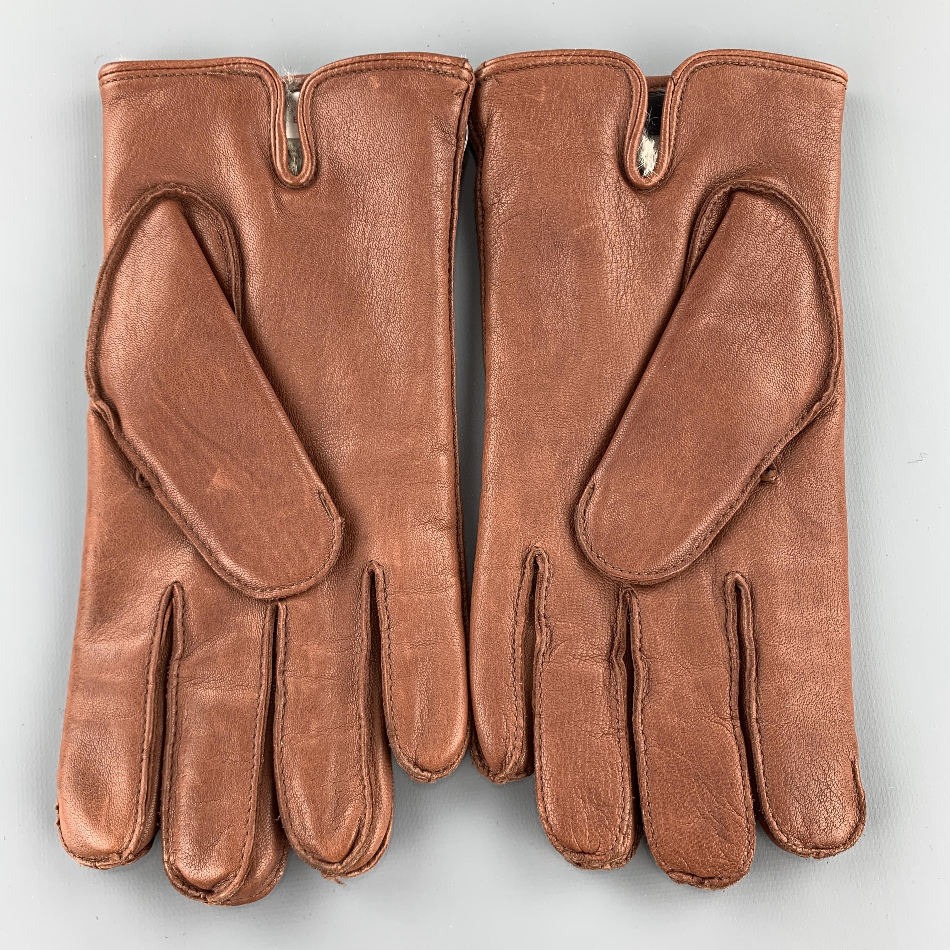 Vintage BROOKS BROTHERS gloves come in light tan brown leather with fur liner. 

Excellent Pre-Owned Condition.
Marked: S

Width: 4 in.
Length: 9.5 in.