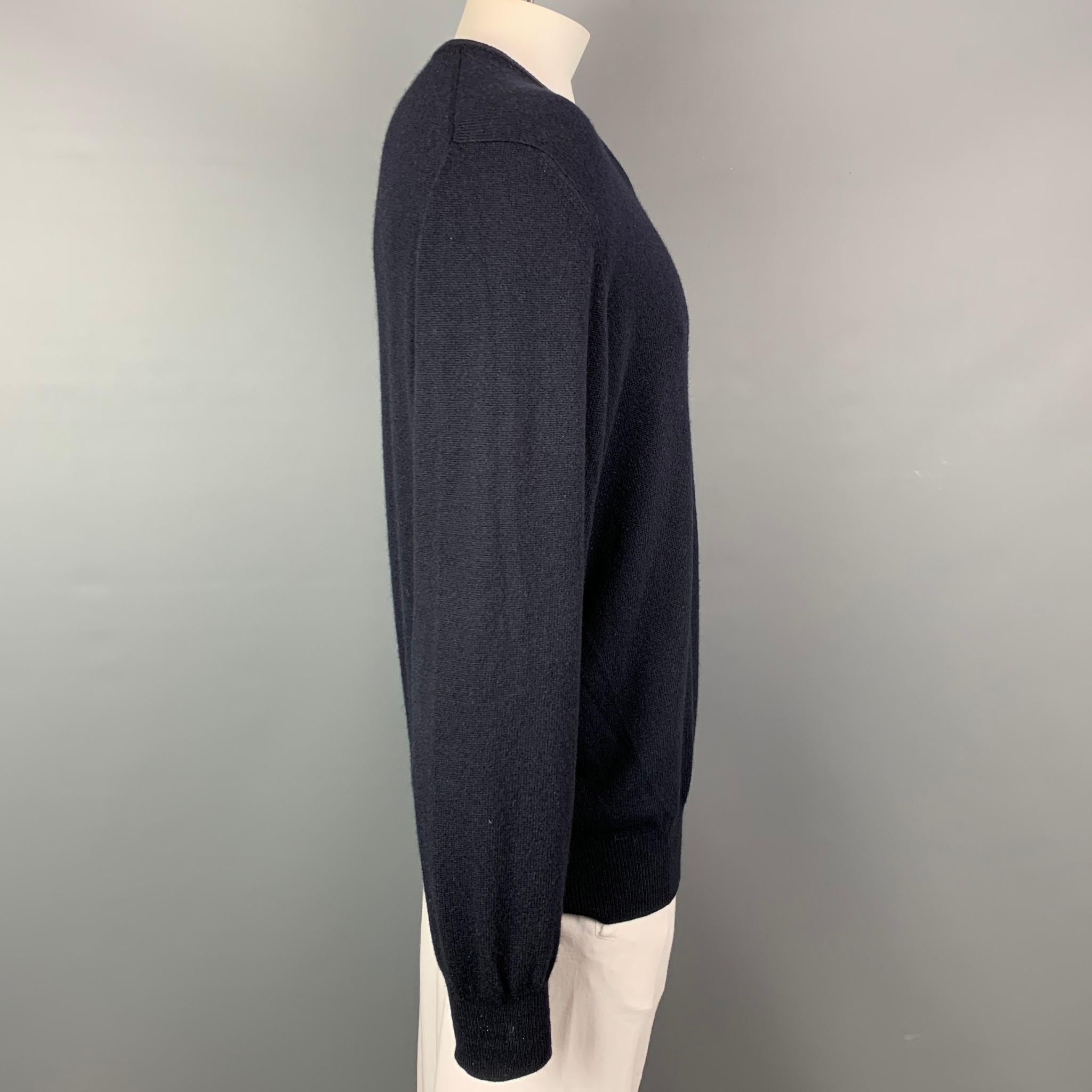 BROOKS BROTHERS sweater comes in a navy cashmere featuring a ribbed hem and a v-neck. Made in Scotland.

Very Good Pre-Owned Condition.
Marked: XL

Measurements:

Shoulder:  21 in.
Chest: 48 in.
Sleeve: 29 in.
Length: 29.5 in. 