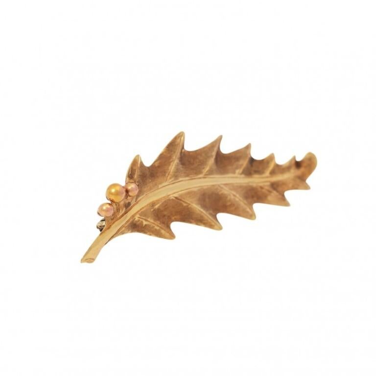 Labeled out, GG 14k, 6.3g, L: 7cm, 20th century, slight signs of wear. (12)

 Brooch 'Holly Leaf', Complexly Worked Chiseled, YG/RG 14K, 6.3G, L: 7cm, 20th Century, Minor Signs of Wear.
