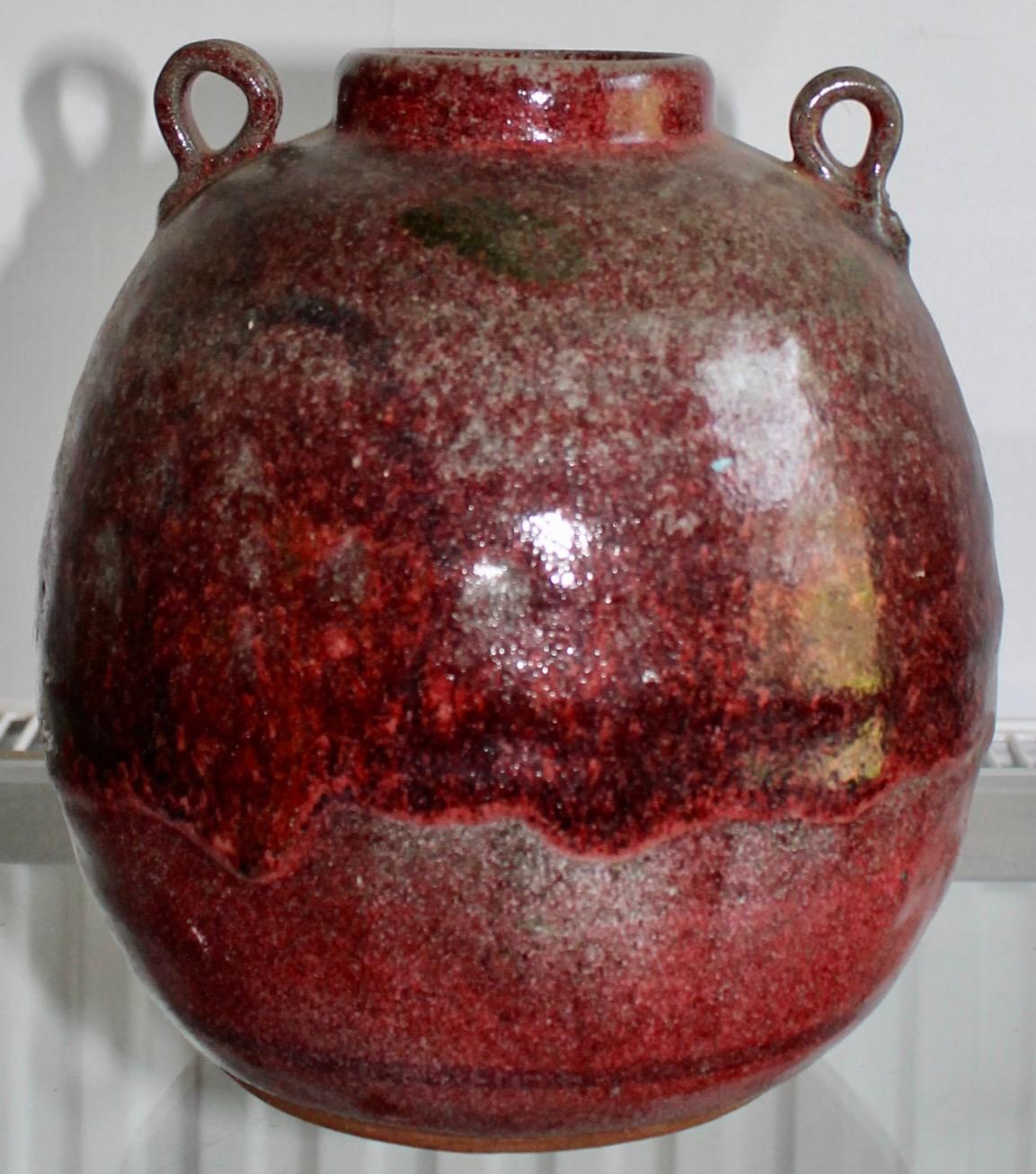Bruder Thomas Bezanson (1929-2007) eine große, bedeutende Vase mit zwei Henkeln aus Sang-de-boeuf-Glasur.