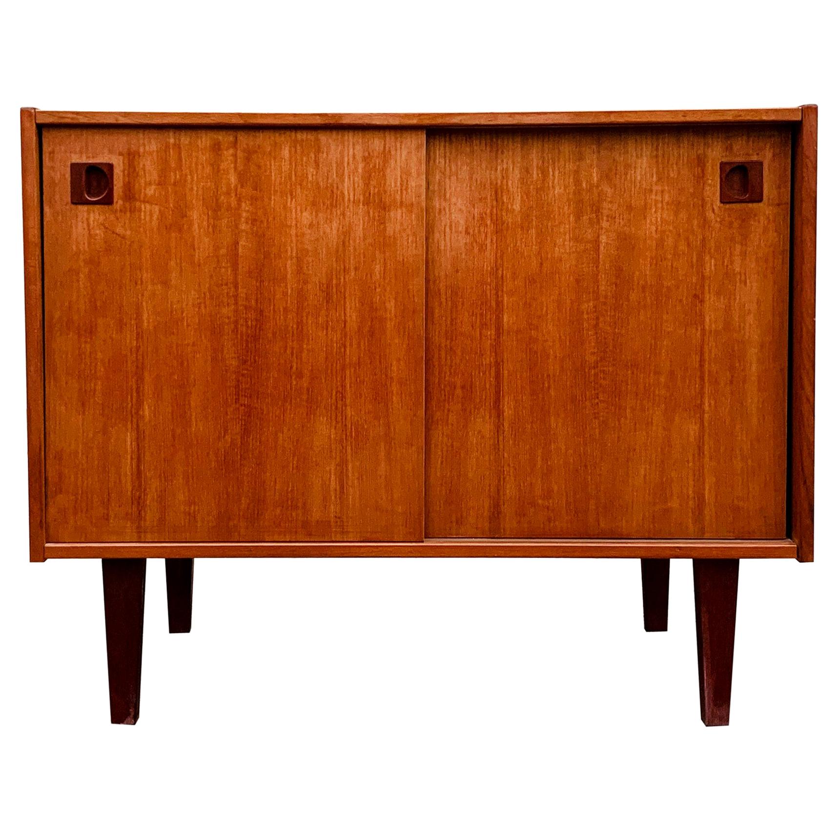 Teak sideboard/cabinet manufactured in Denmark, 1960, great vintage condition.




 