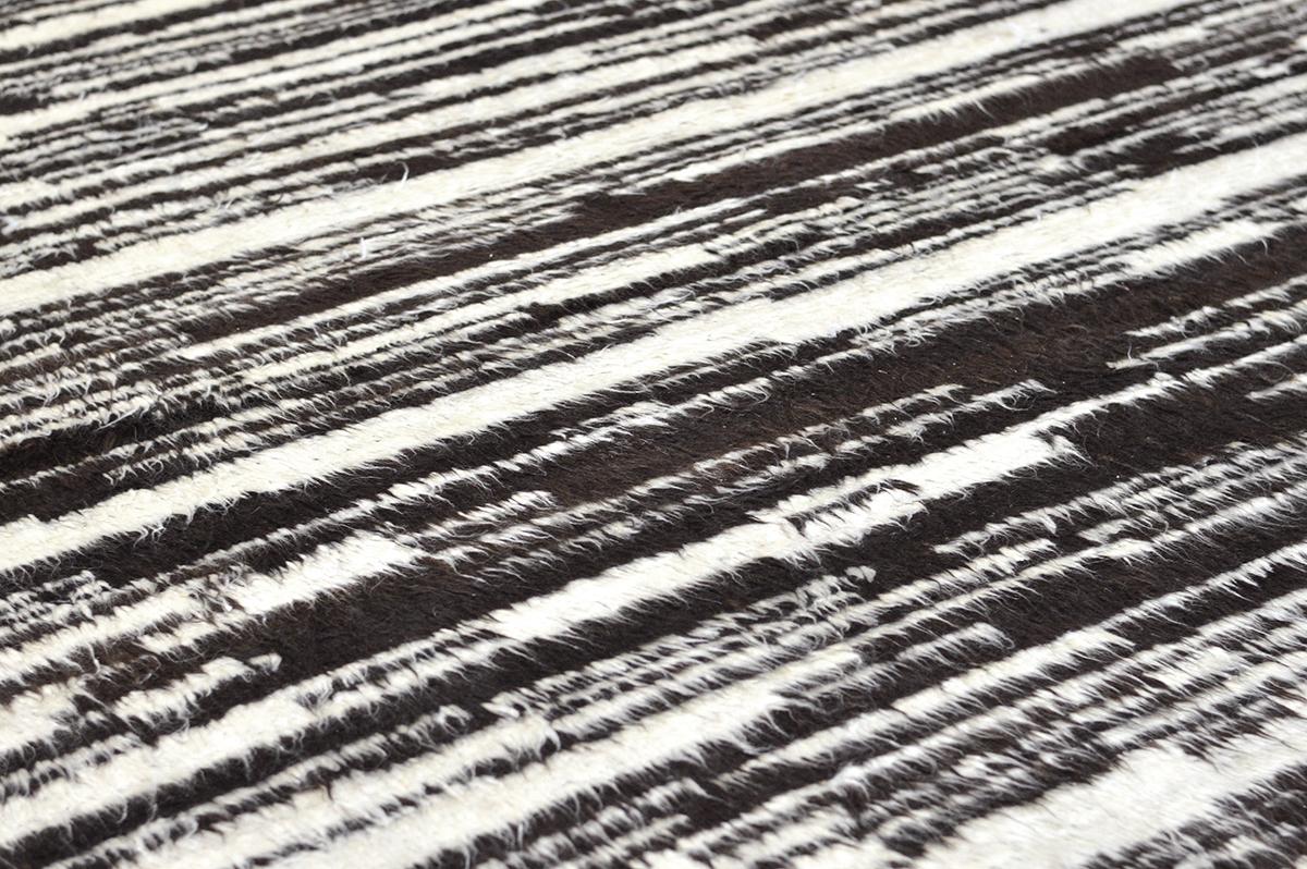 Handgewebter, naturbrauner Shag-Teppich mit weißen, unregelmäßigen Details, inspiriert von marokkanischen Azilals, neu gestaltet für die moderne Designwelt. Broussard II kann viel Verkehr vertragen und ist für das Wohnen geeignet. Entworfen in Los