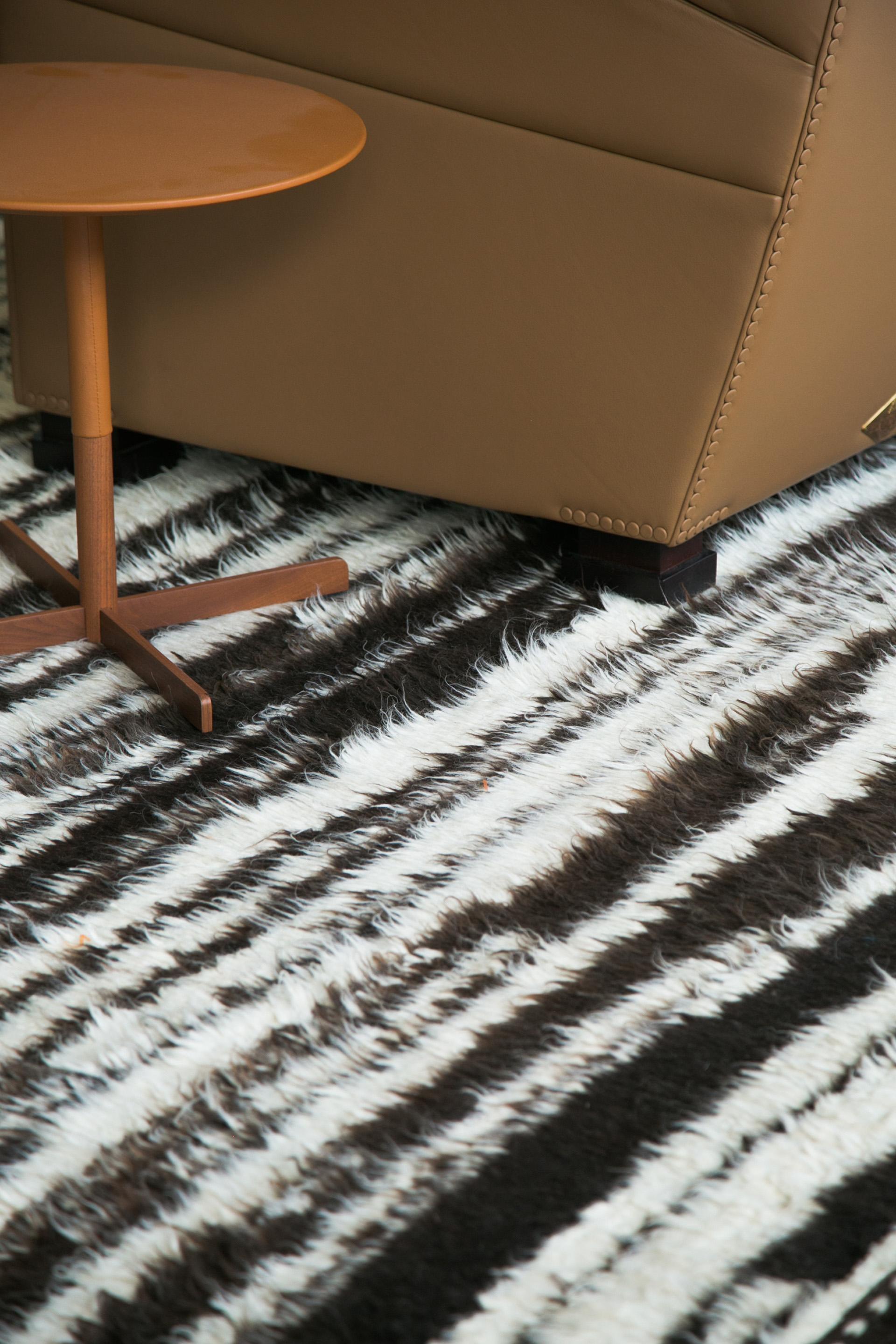Alfombra shag marrón natural tejida a mano con detalles blancos irregulares, inspirada en los azilales marroquíes recreados para el mundo del diseño moderno. Broussard II soporta mucho tráfico, hecho para vivir. Diseñado en Los Ángeles.



Número de