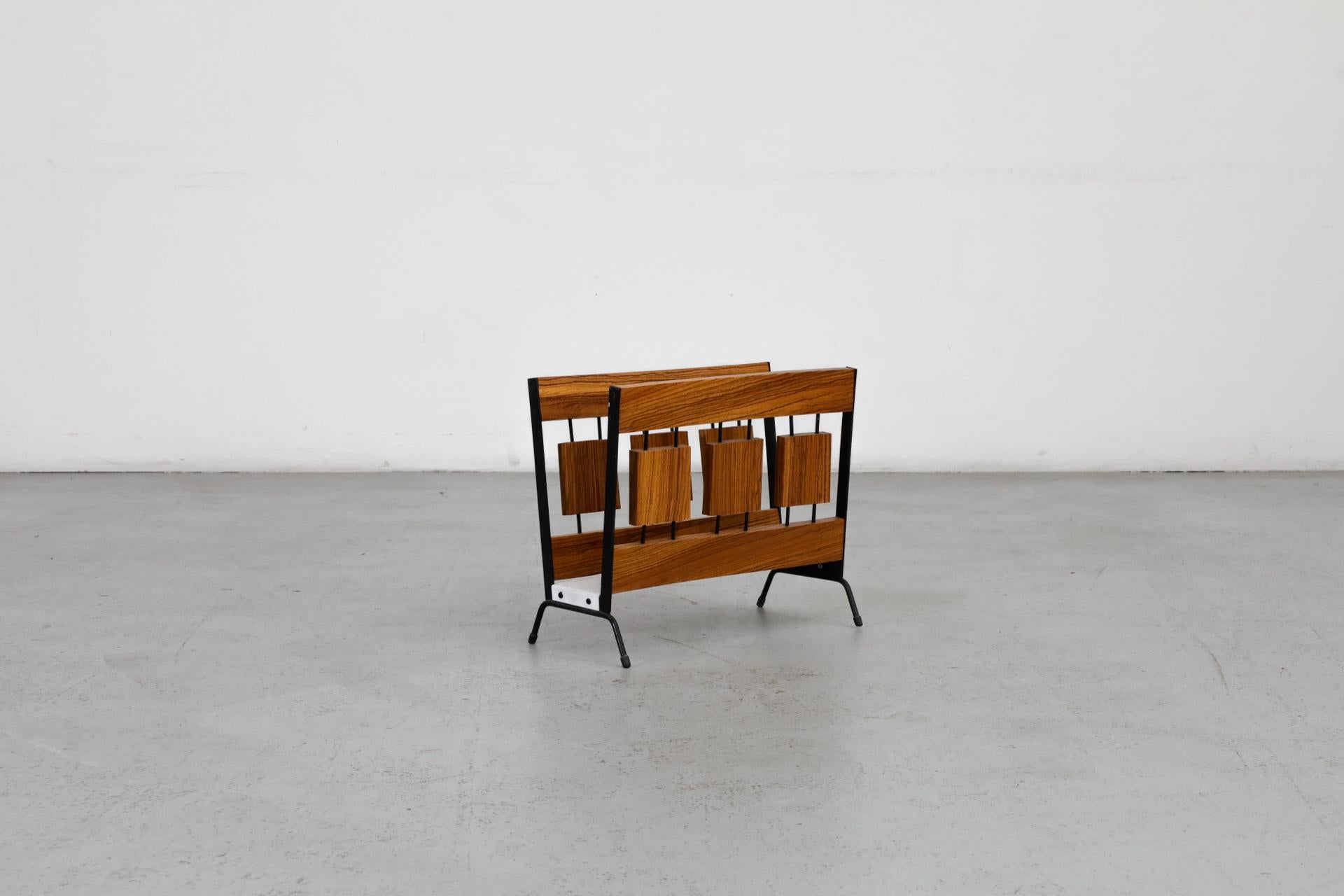 Mid-Century Modern Porte-revues Brovorm avec cadre en métal émaillé et touches de laiton en vente
