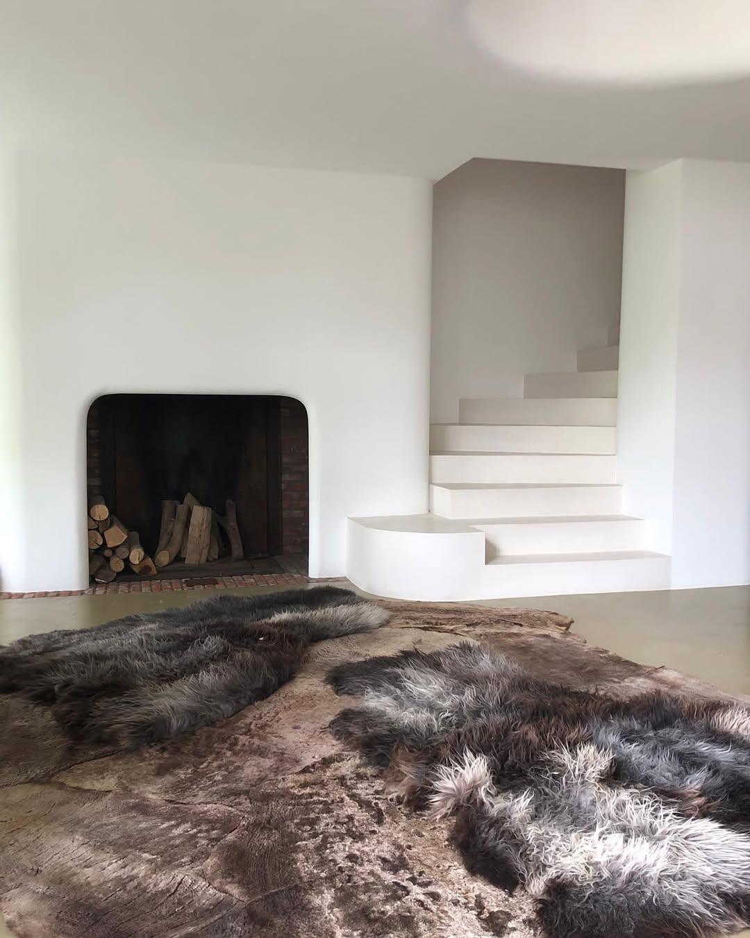 Luxury Natural Shape Hand-Dyed European Sheepskin Brown 1 Big Rug by Carine Boxy For Sale 6