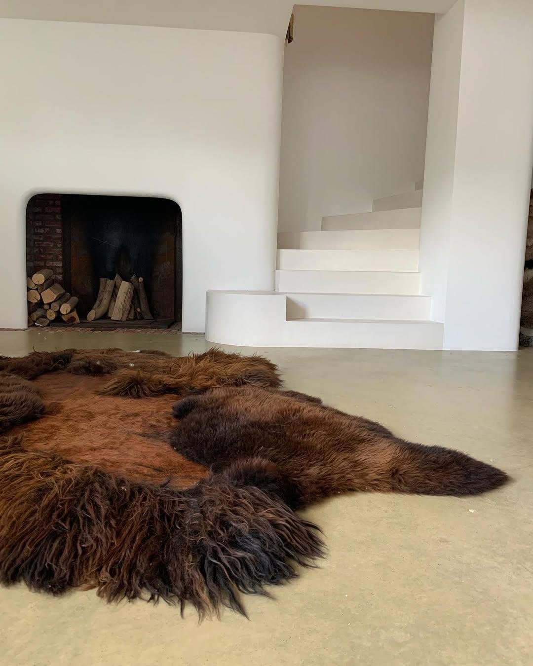 Luxury Natural Shape Hand-Dyed European Sheepskin Brown 1 Big Rug by Carine Boxy For Sale 7