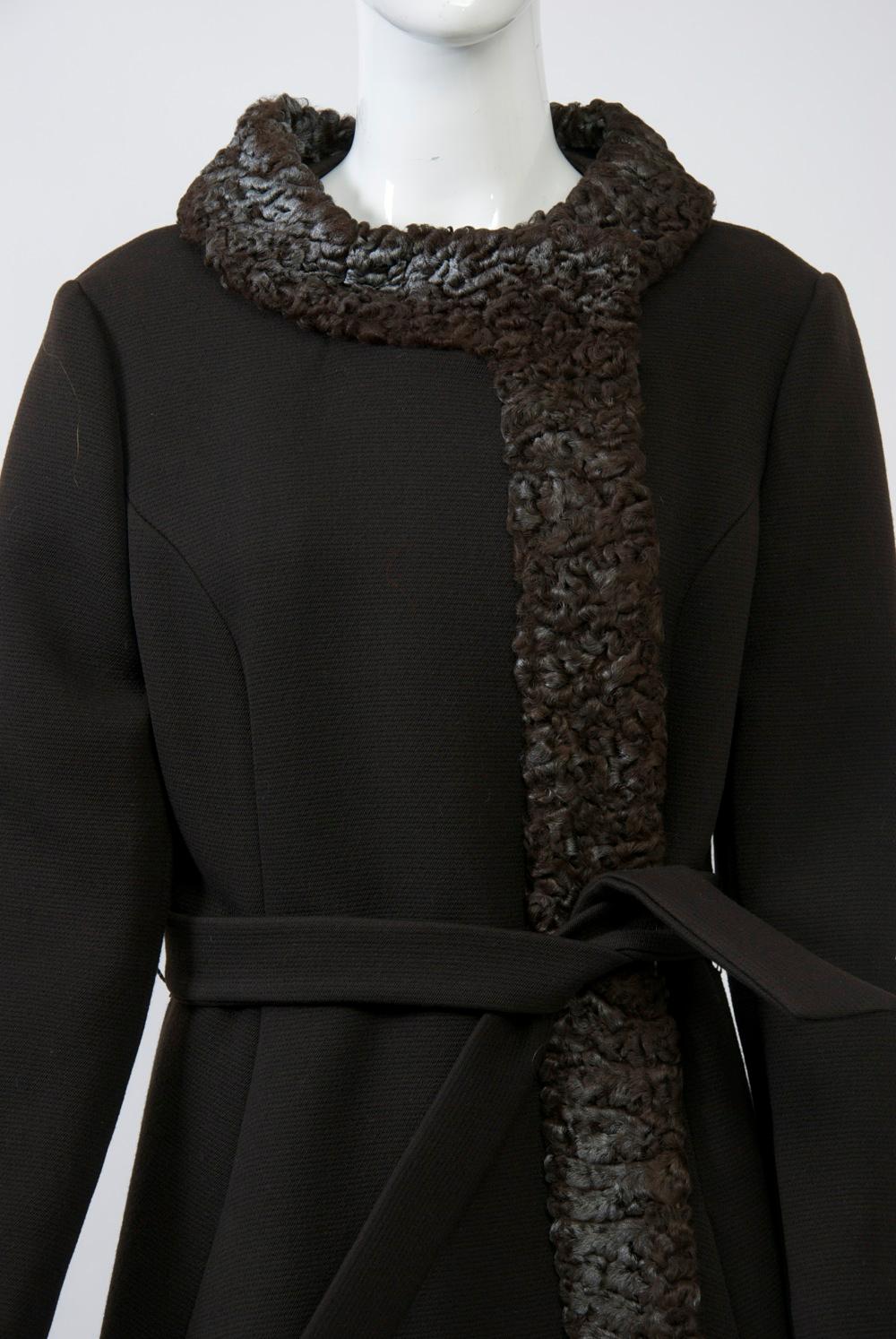 Mantel aus den 1960er Jahren mit persischem Besatz (Schwarz) im Angebot