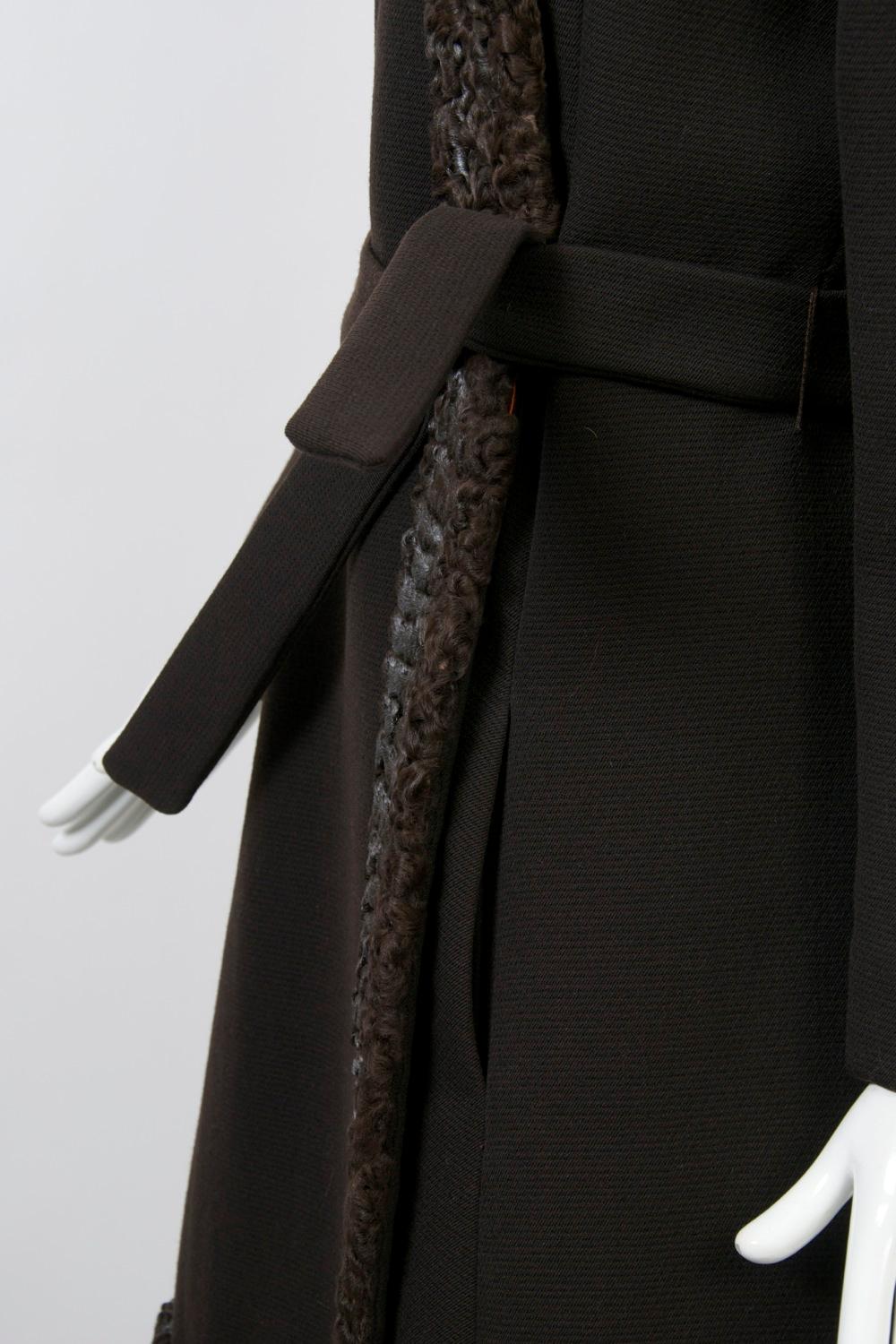 Cappotto marrone anni '60 con rifiniture persiane in vendita 3