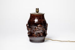 Lámpara de sobremesa de cerámica marrón con leones de diseño del siglo XX de Jean Austruy 29 cm