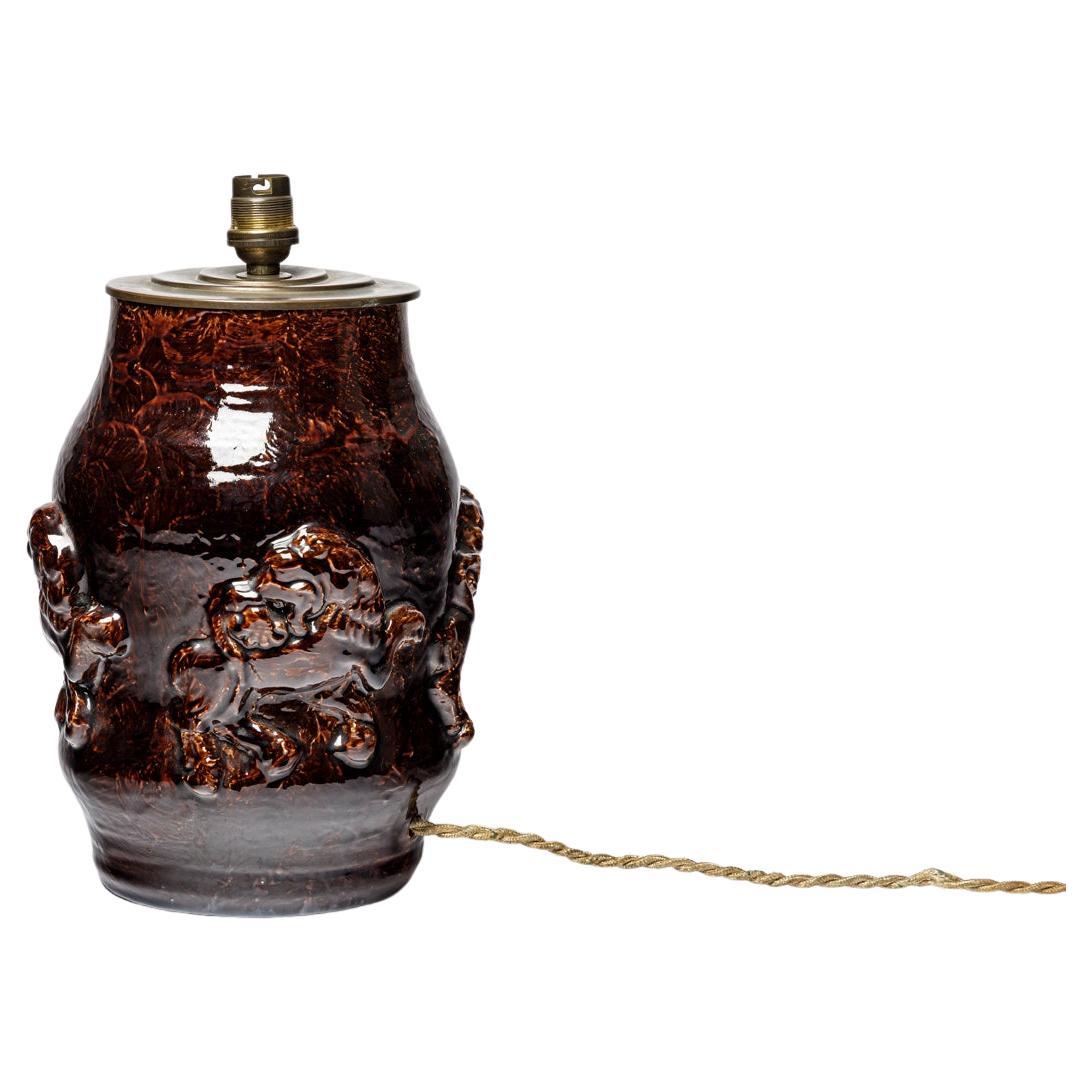 Lampada da tavolo in ceramica marrone con leoni del XX secolo di Jean Austruy 29 cm in vendita