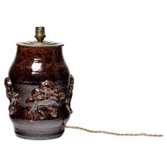 Lámpara de sobremesa de cerámica marrón con leones de diseño del siglo XX de Jean Austruy 29 cm